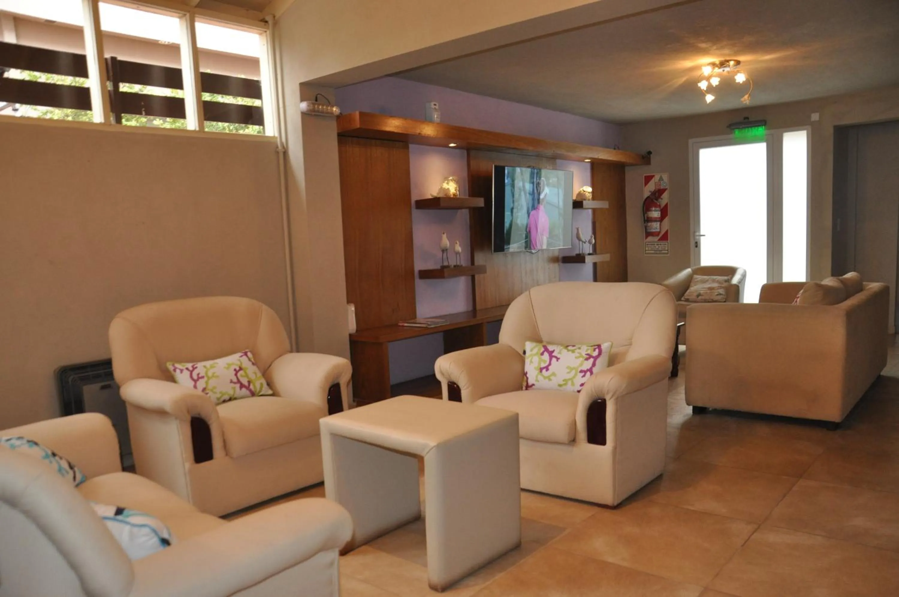 Communal lounge/ TV room in Hotel Victoria