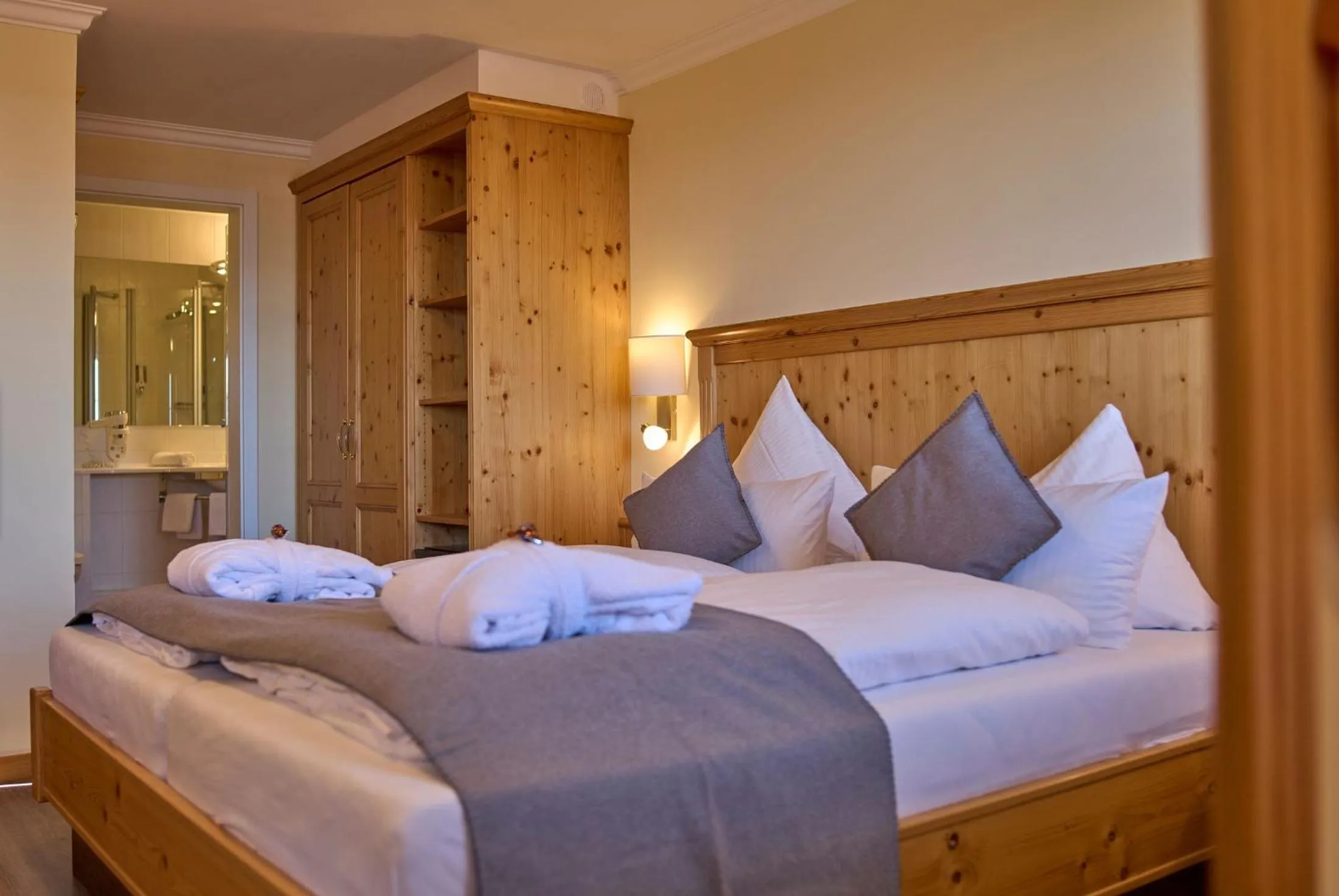 Bed in Panoramahotel Grobauer