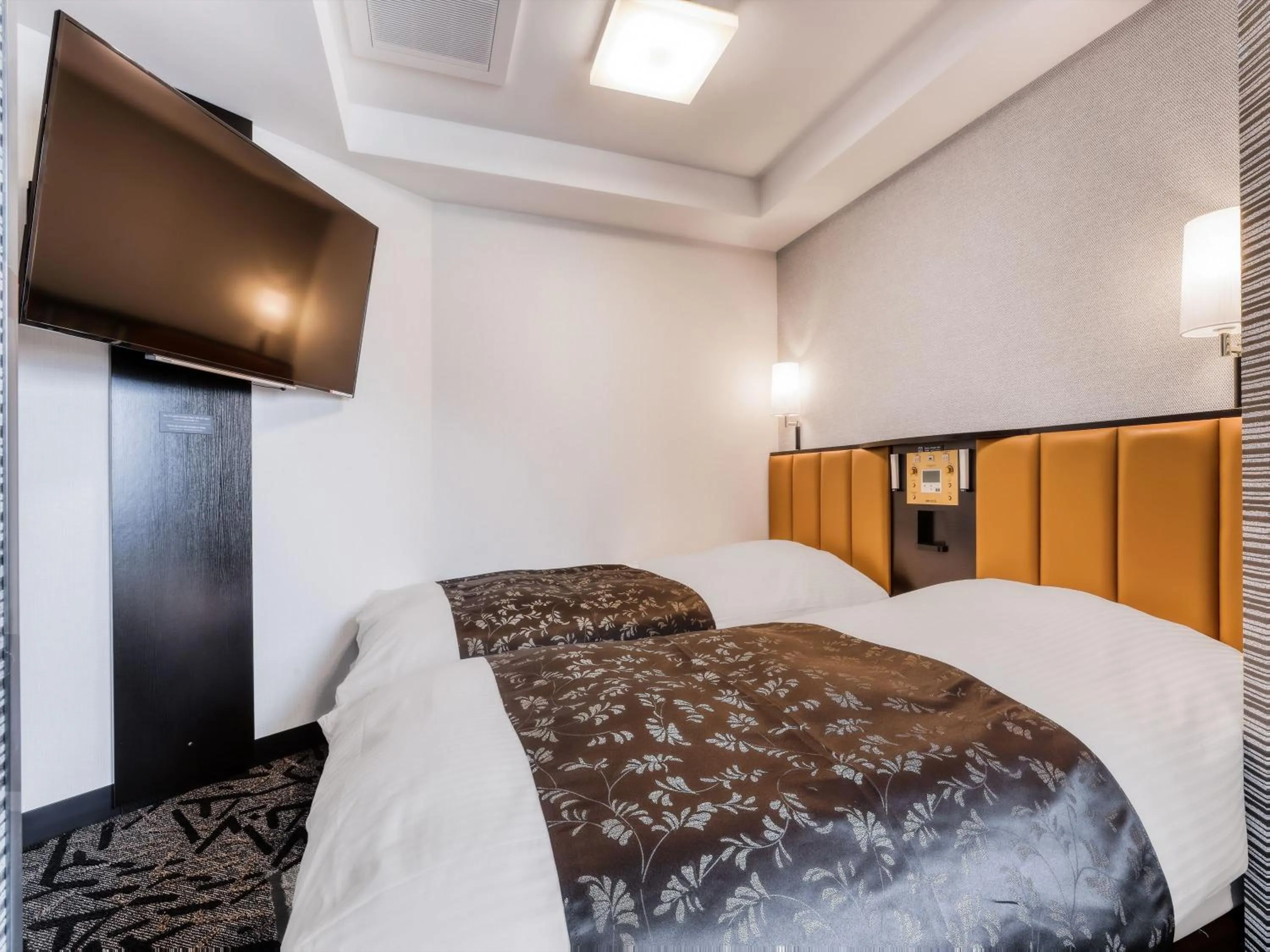 Photo of the whole room, Bed in APA Hotel Takaoka Ekimae