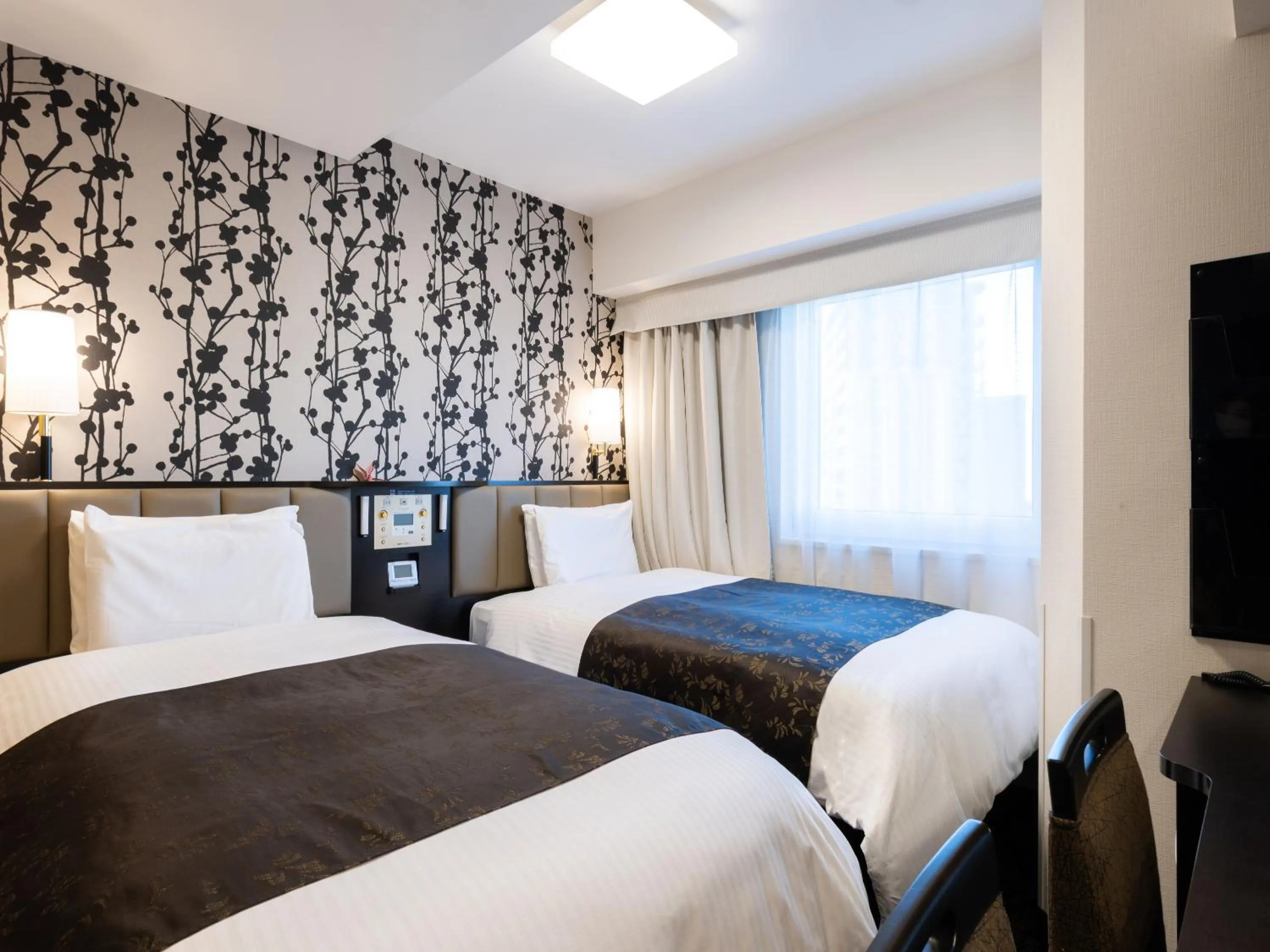 Photo of the whole room, Bed in APA Hotel Takaoka Ekimae