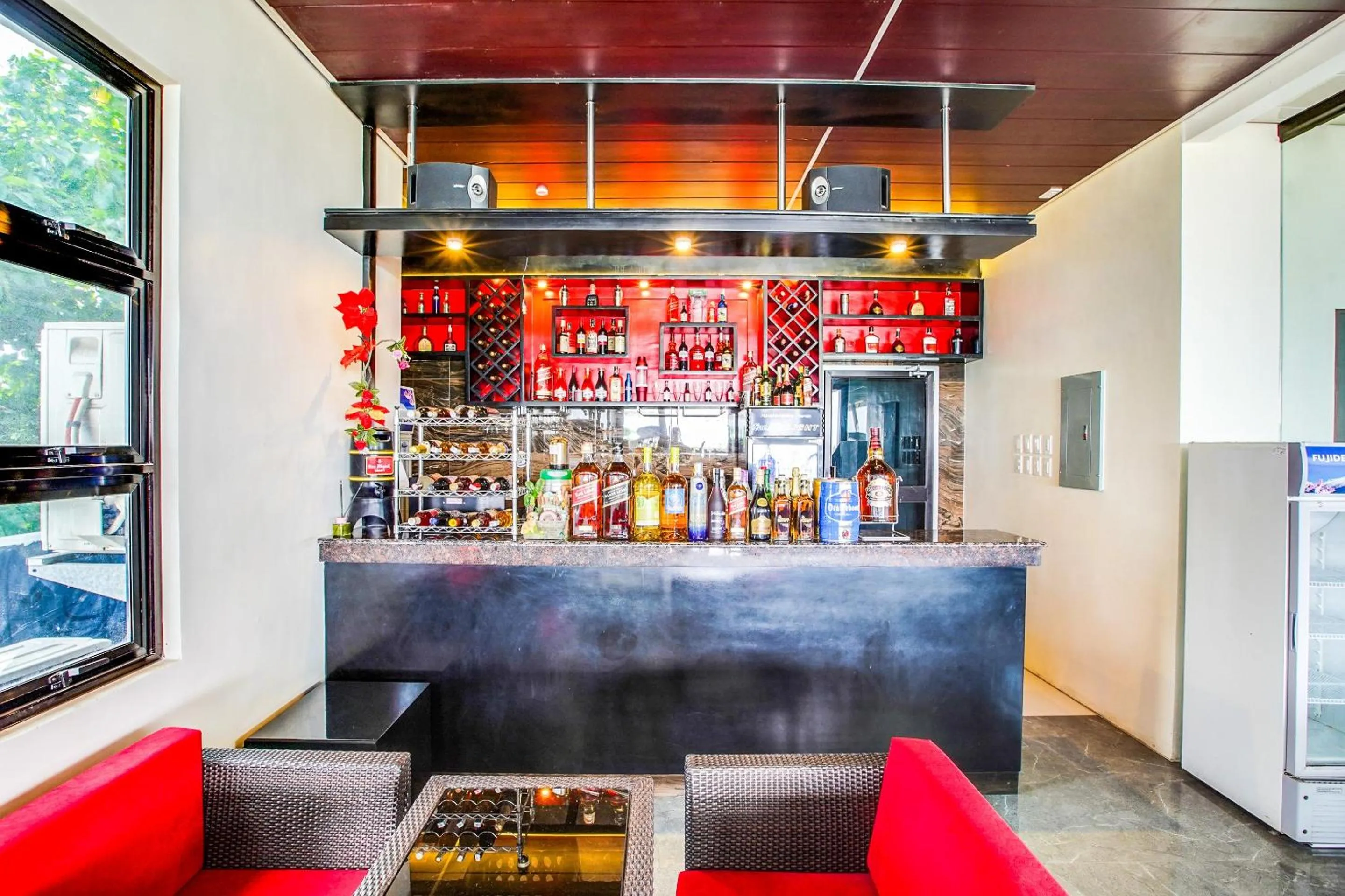 Restaurant/places to eat in OYO 489 Casa Mia Hotel Suites