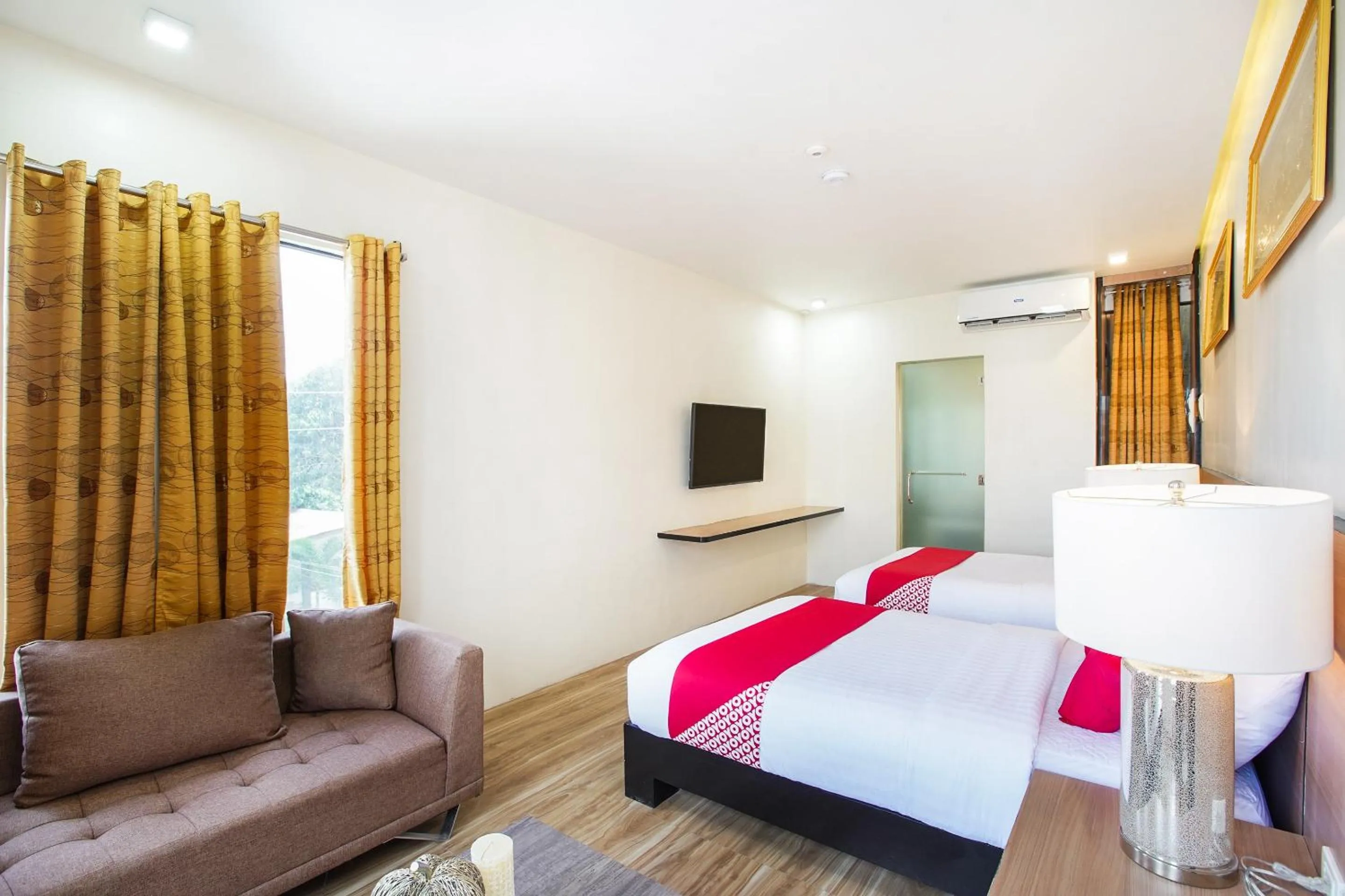 Bedroom, Bed in OYO 489 Casa Mia Hotel Suites