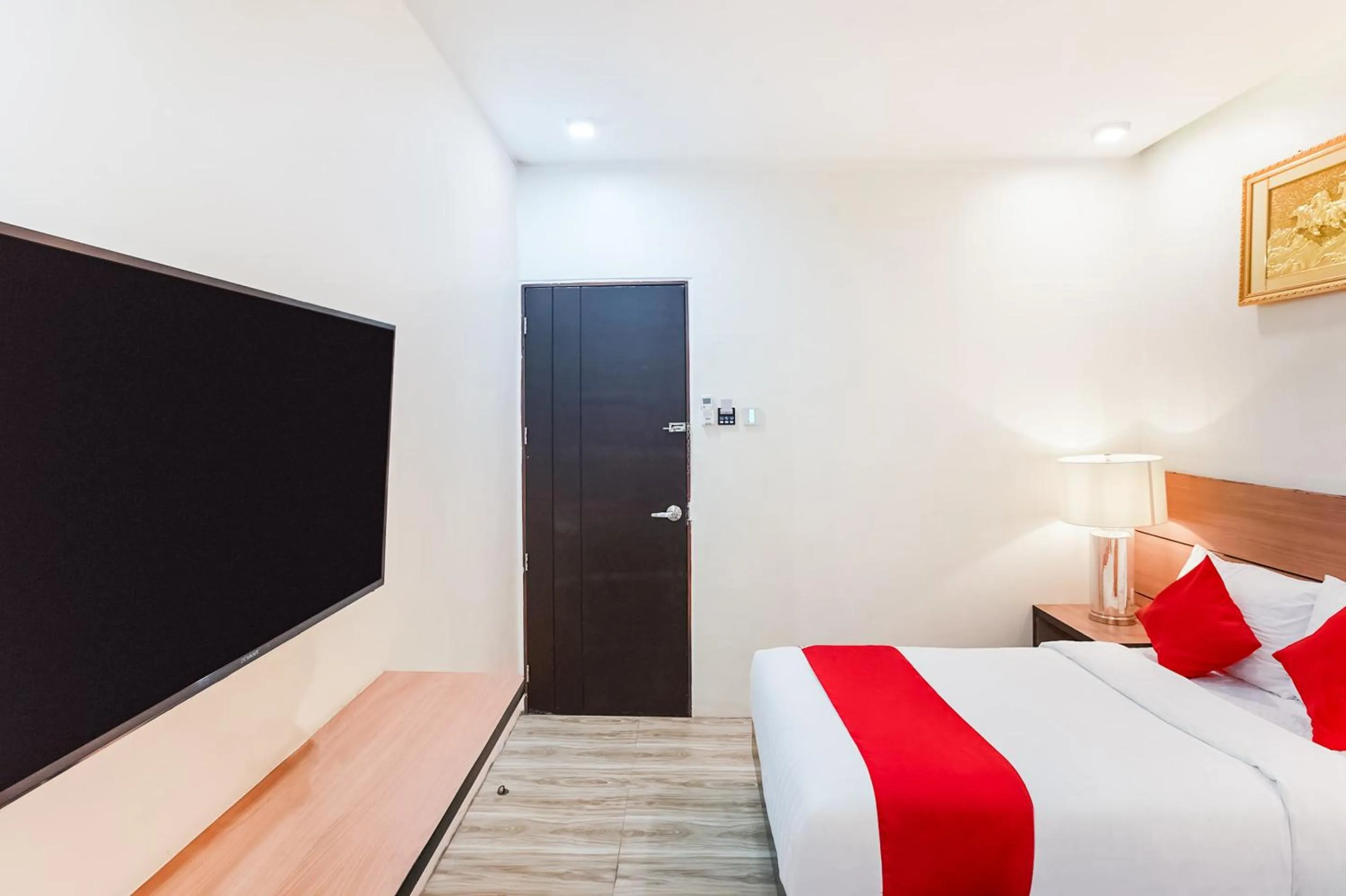 Bedroom, Bed in OYO 489 Casa Mia Hotel Suites