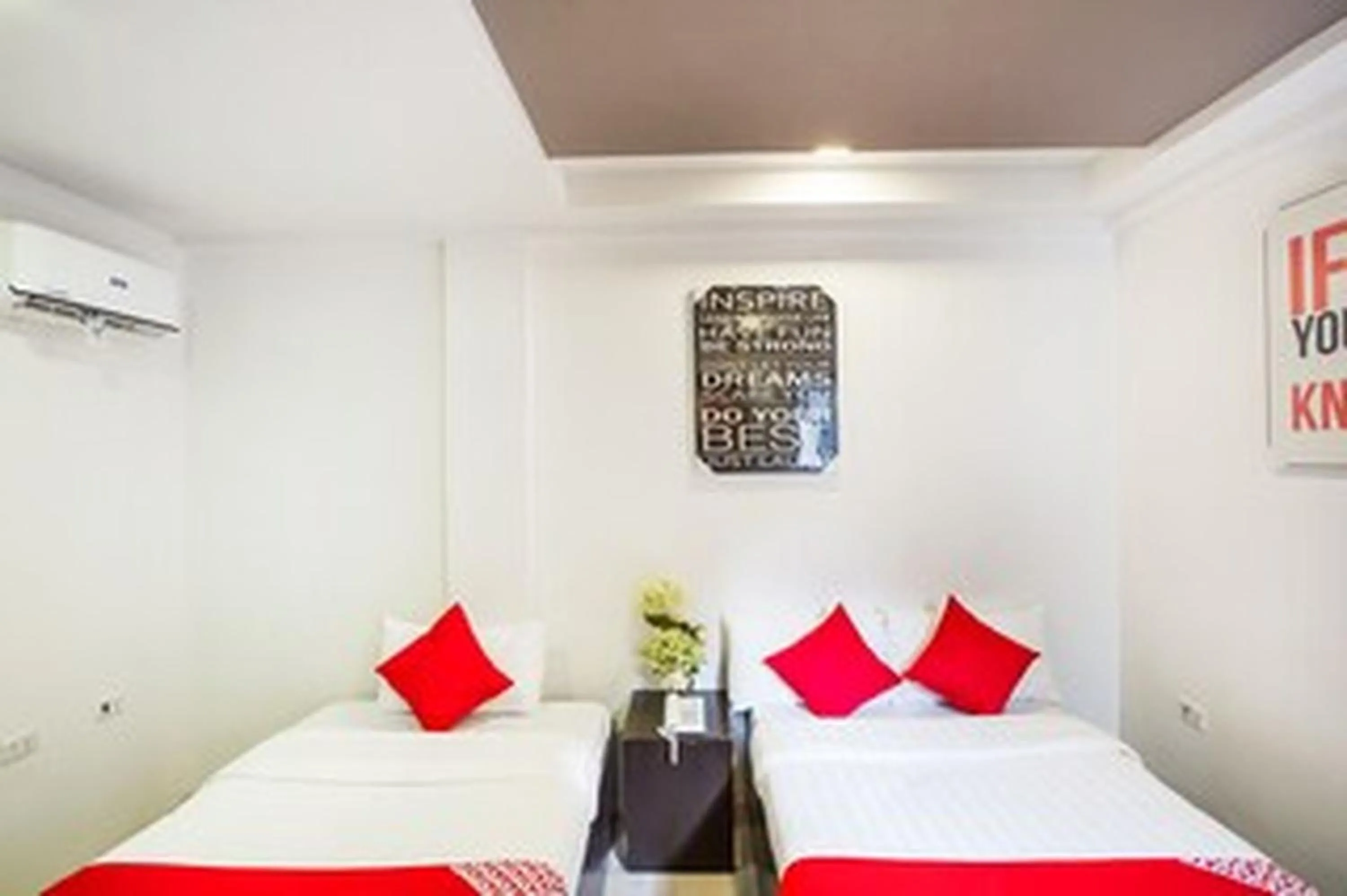 Bed in OYO 489 Casa Mia Hotel Suites