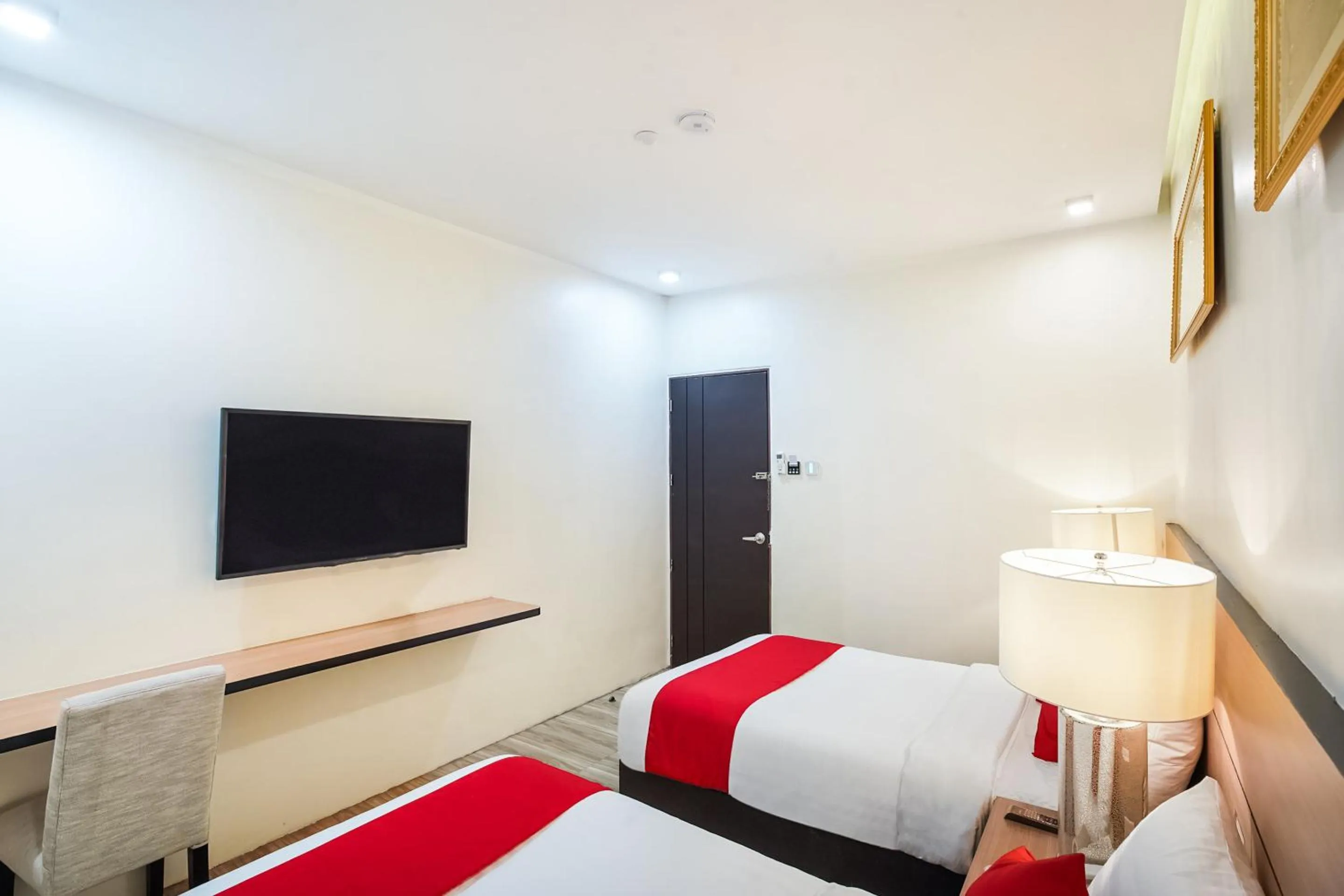 Bedroom, Bed in OYO 489 Casa Mia Hotel Suites