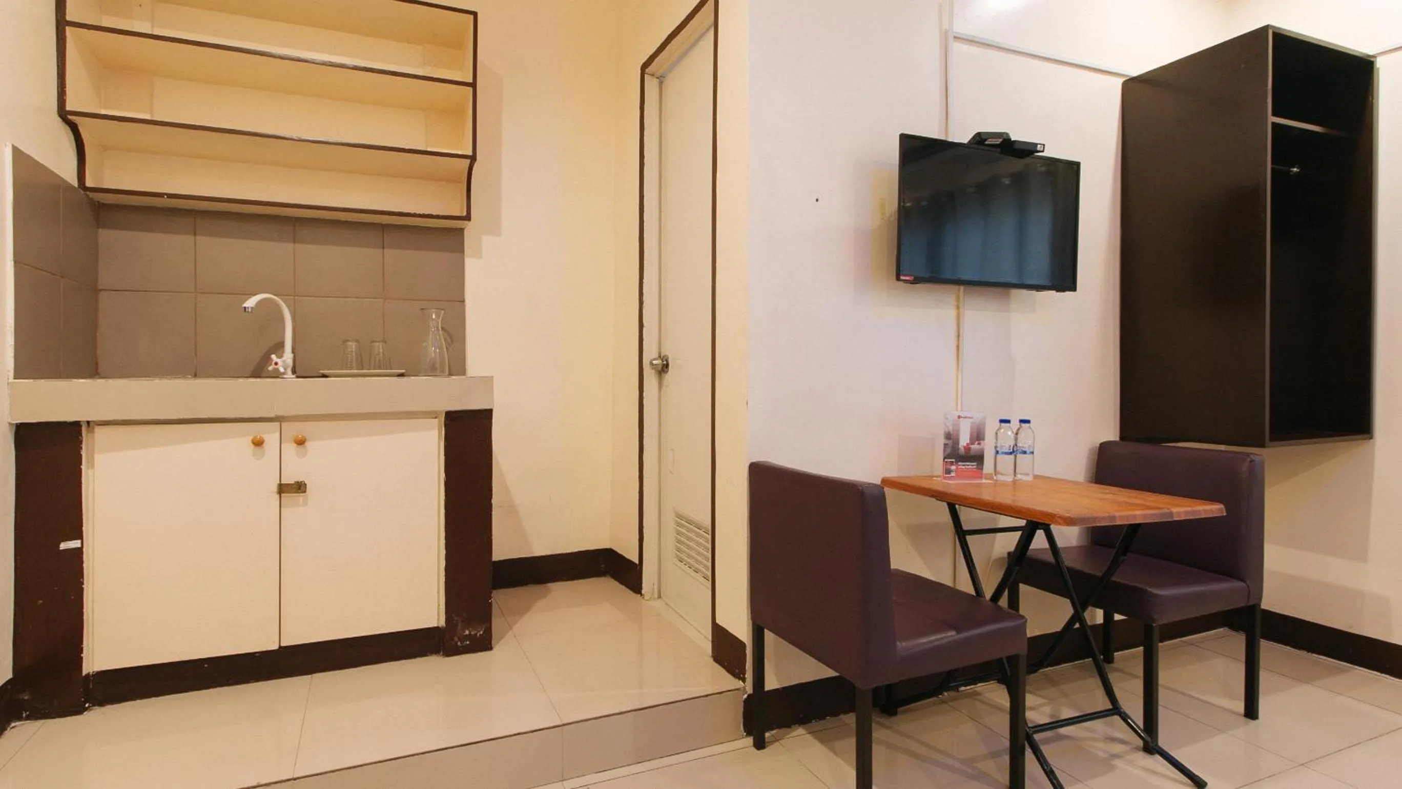 Kitchen or kitchenette in RedDoorz at V-Cat Apartelle Sampaloc Manila