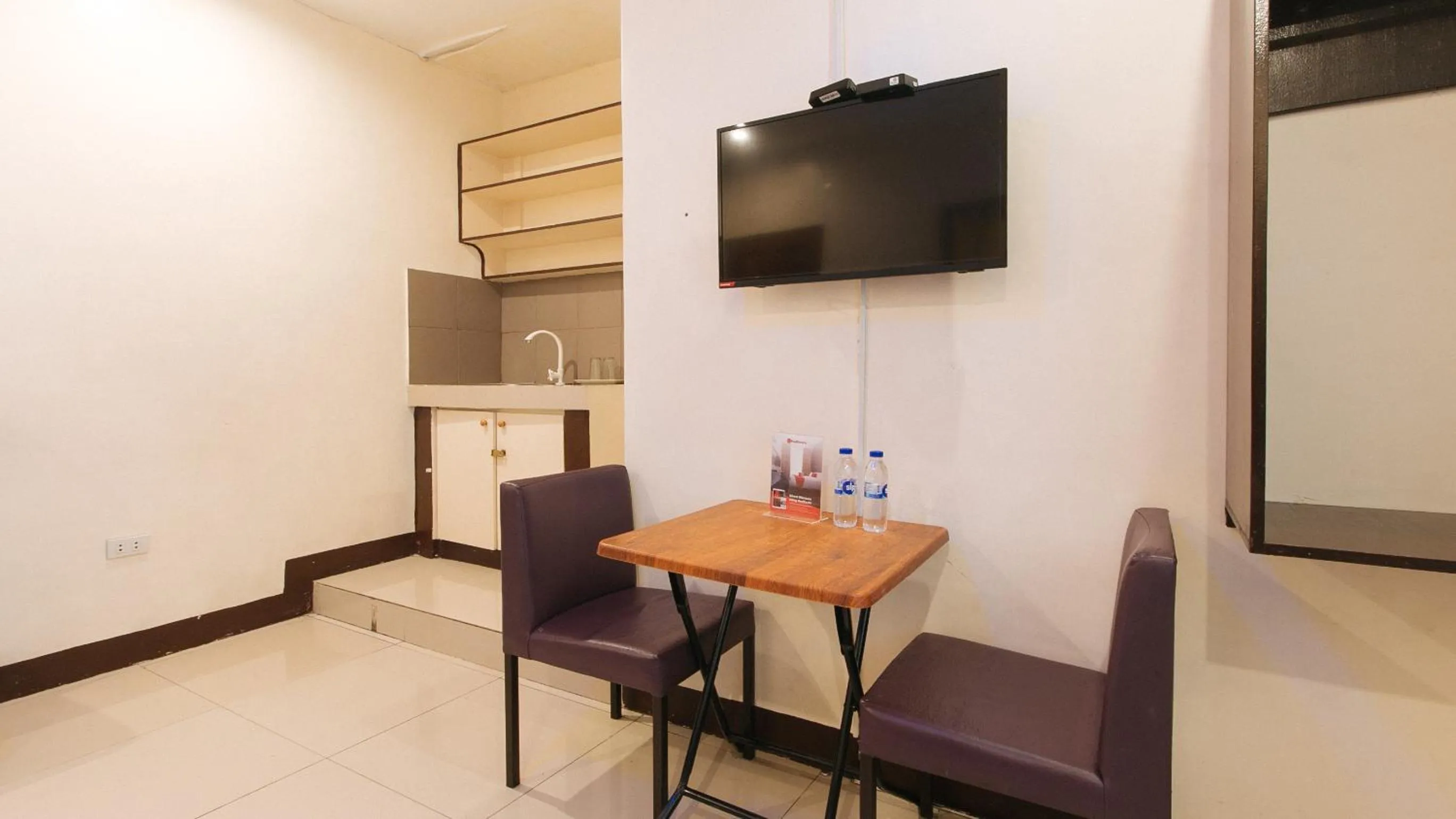 Communal lounge/ TV room in RedDoorz at V-Cat Apartelle Sampaloc Manila