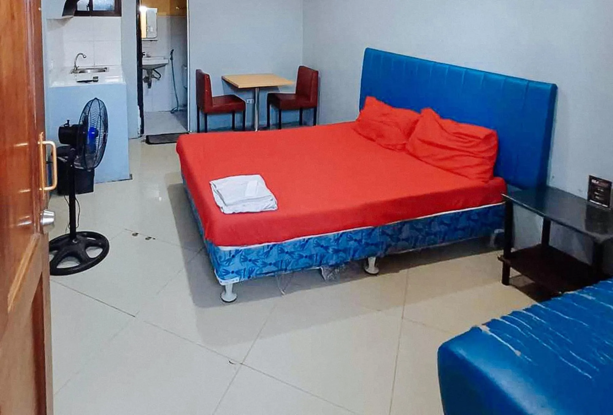Bed in RedDoorz at V-Cat Apartelle Sampaloc Manila