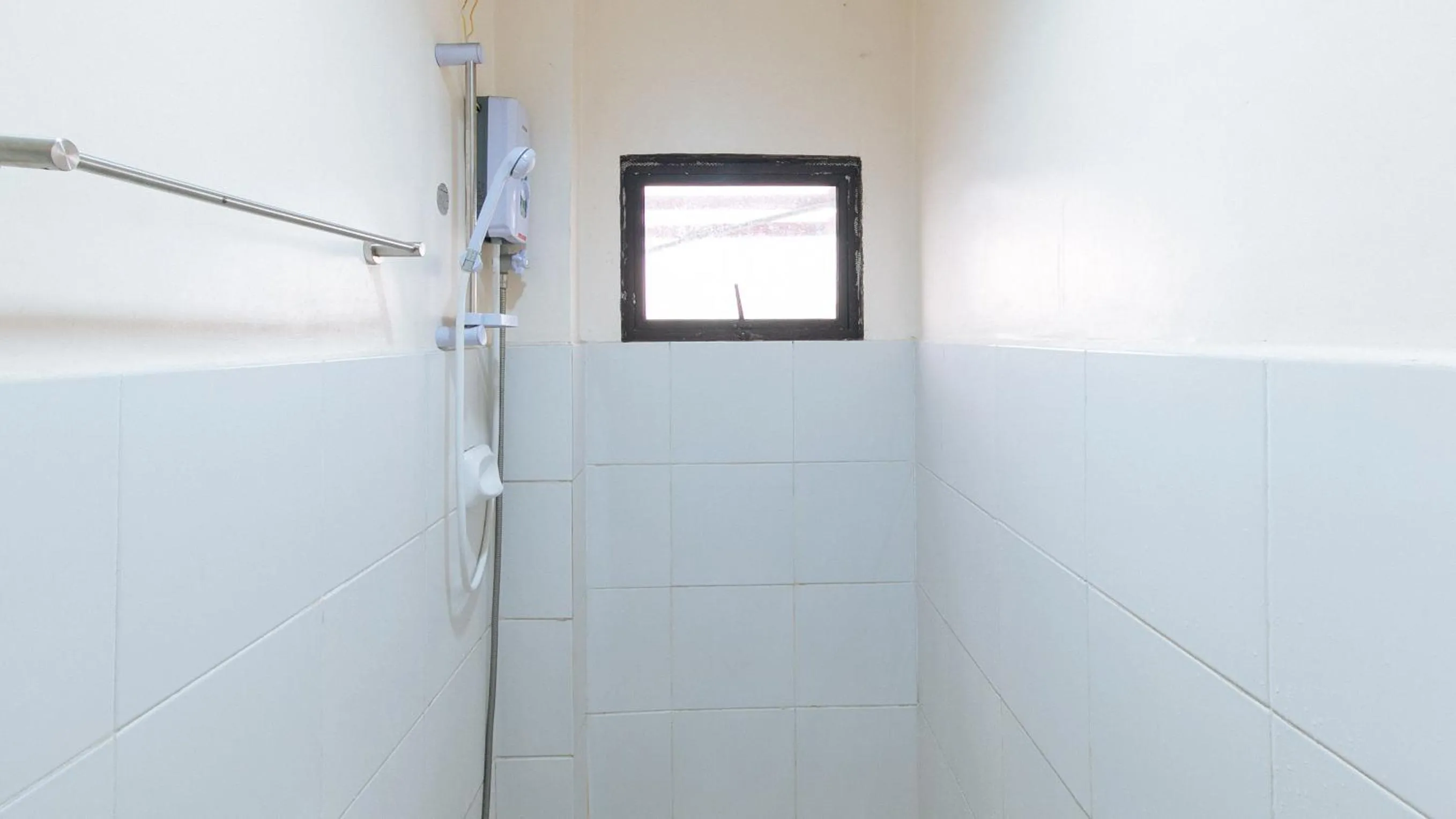 Shower in RedDoorz at V-Cat Apartelle Sampaloc Manila