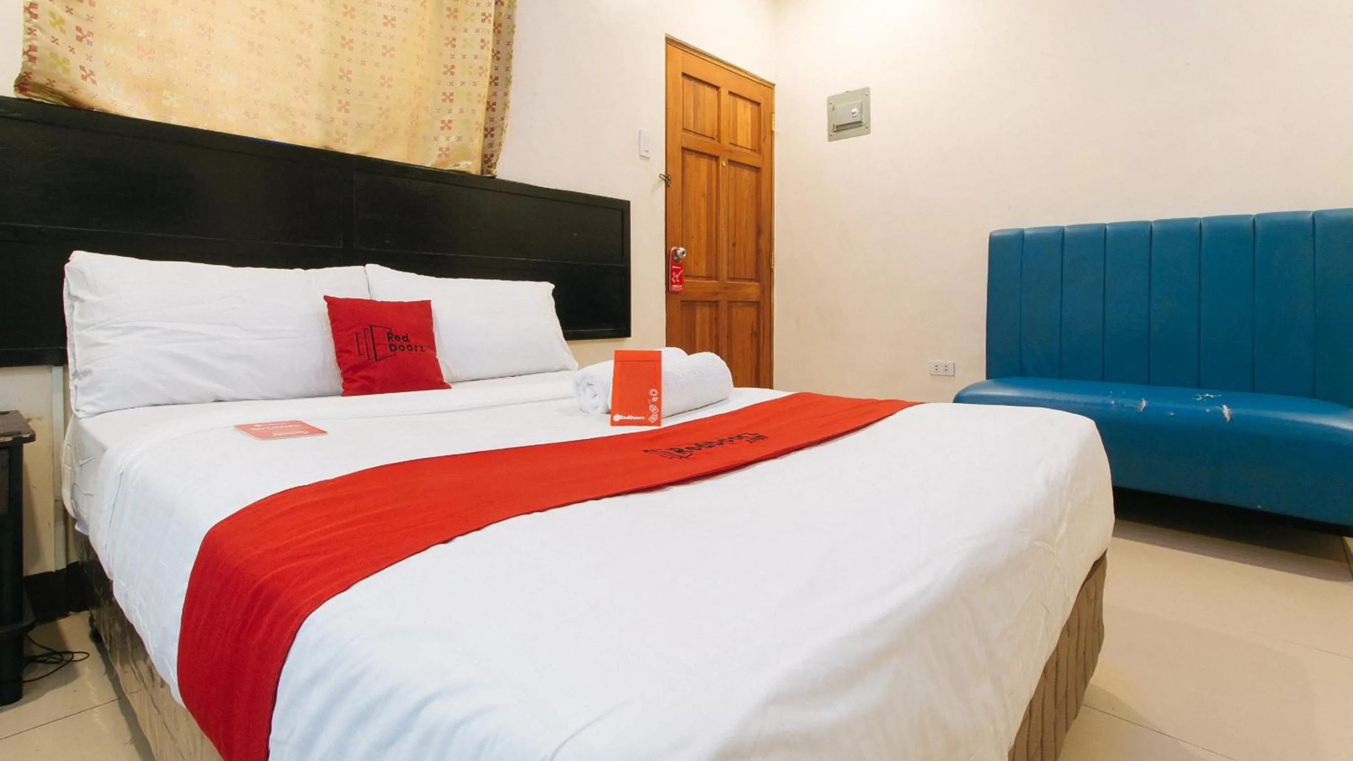 Photo of the whole room, Bed in RedDoorz at V-Cat Apartelle Sampaloc Manila