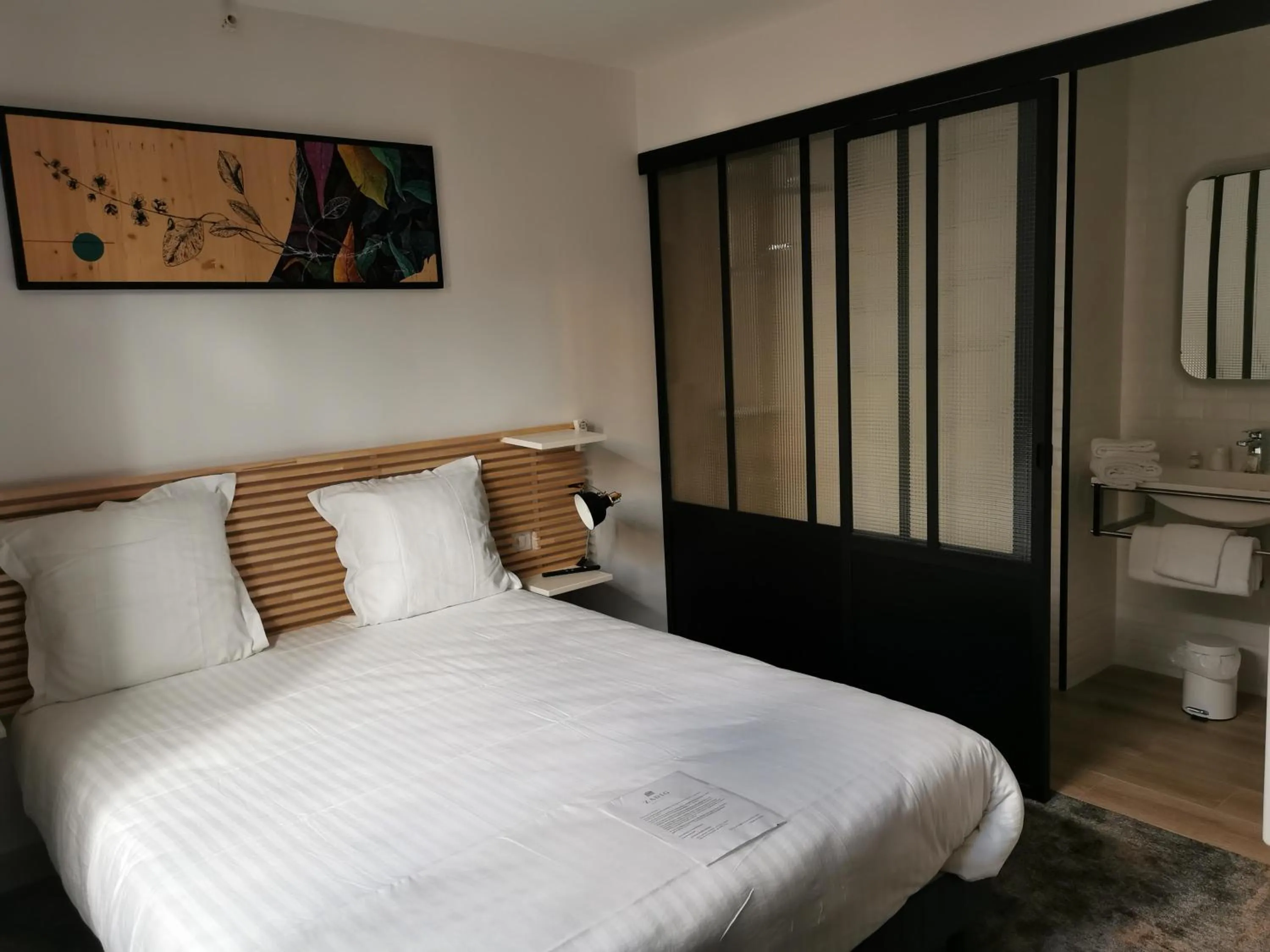 Shower, Bed in Hôtel Zadig