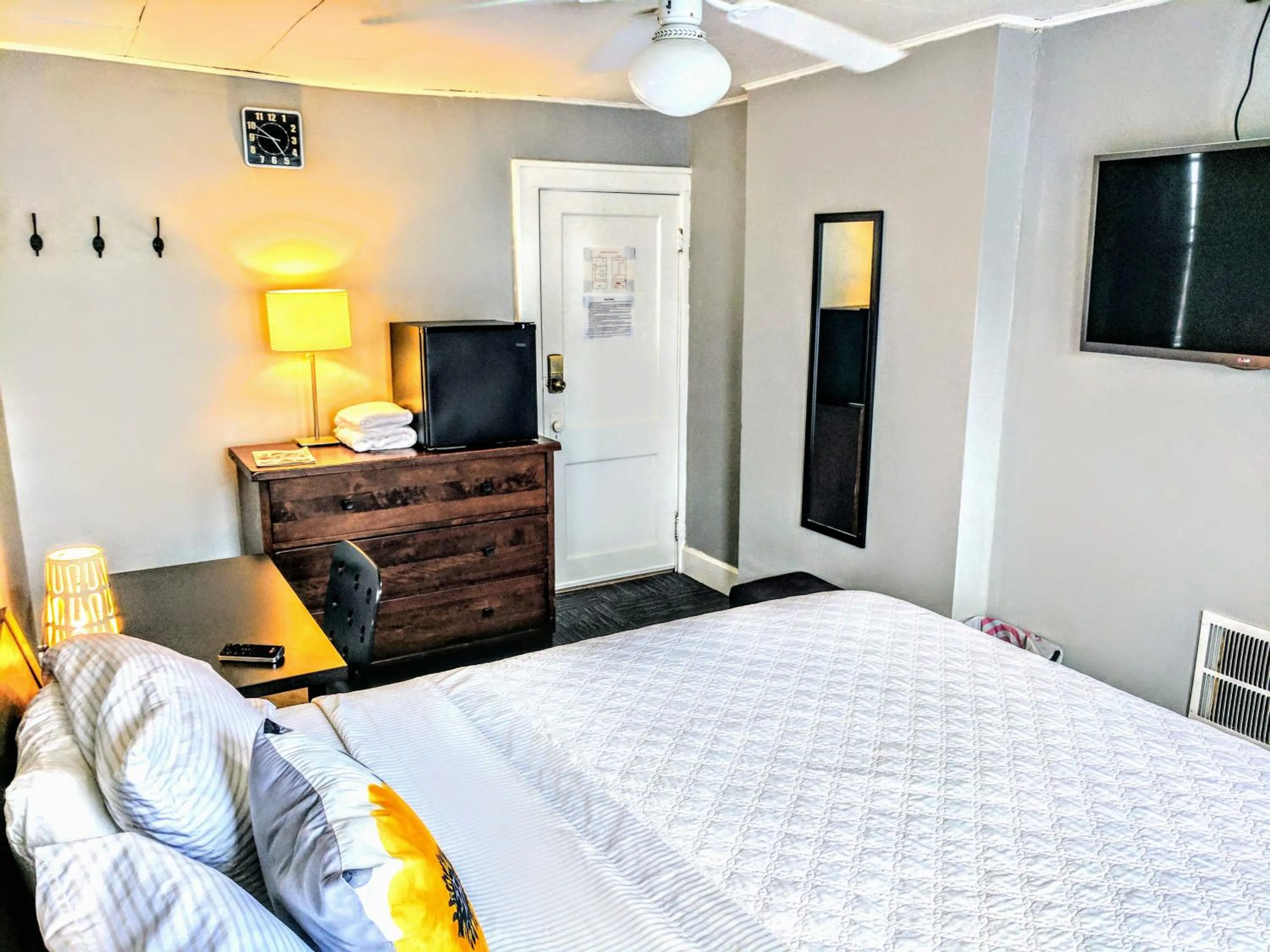 Bedroom, Bed in The Wayfaring Buckeye Hostel