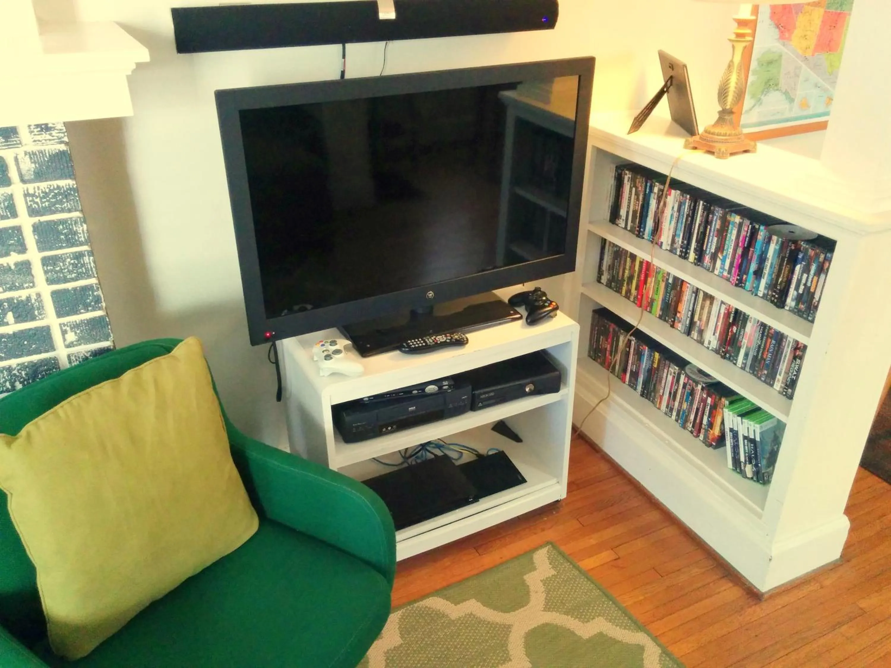 Communal lounge/ TV room in The Wayfaring Buckeye Hostel