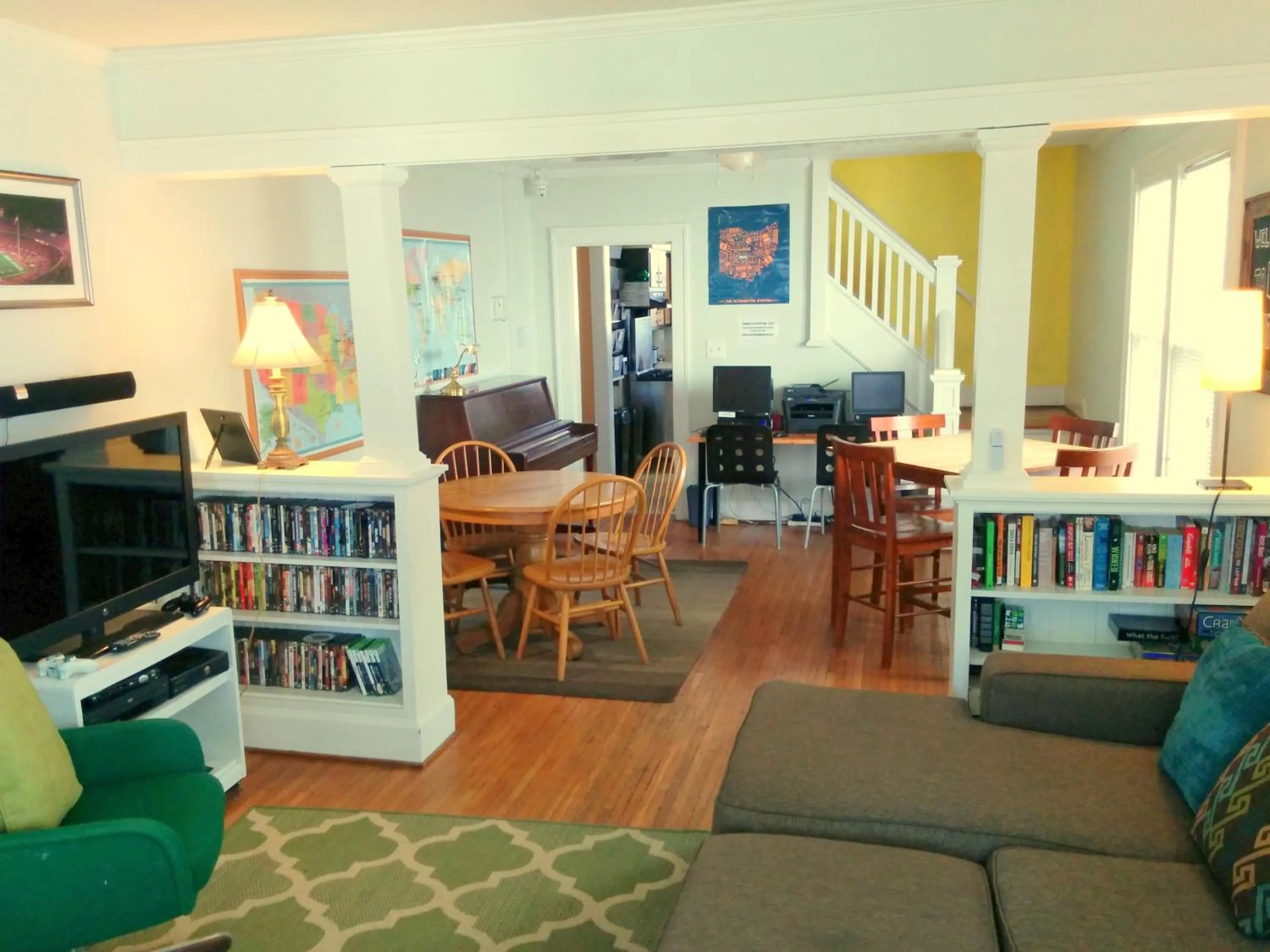 Communal lounge/ TV room in The Wayfaring Buckeye Hostel