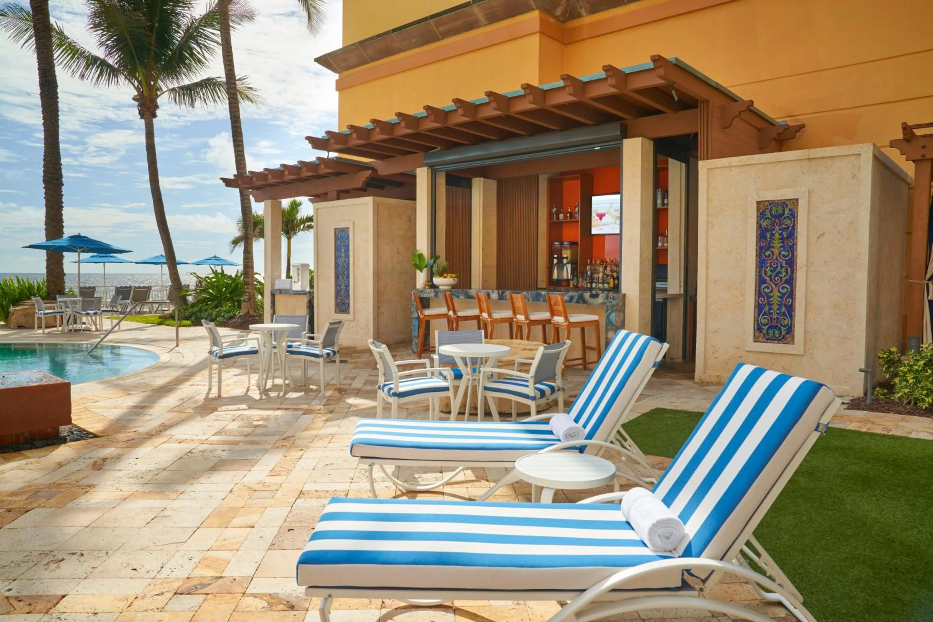 Lounge or bar in Eau Palm Beach Resort & Spa