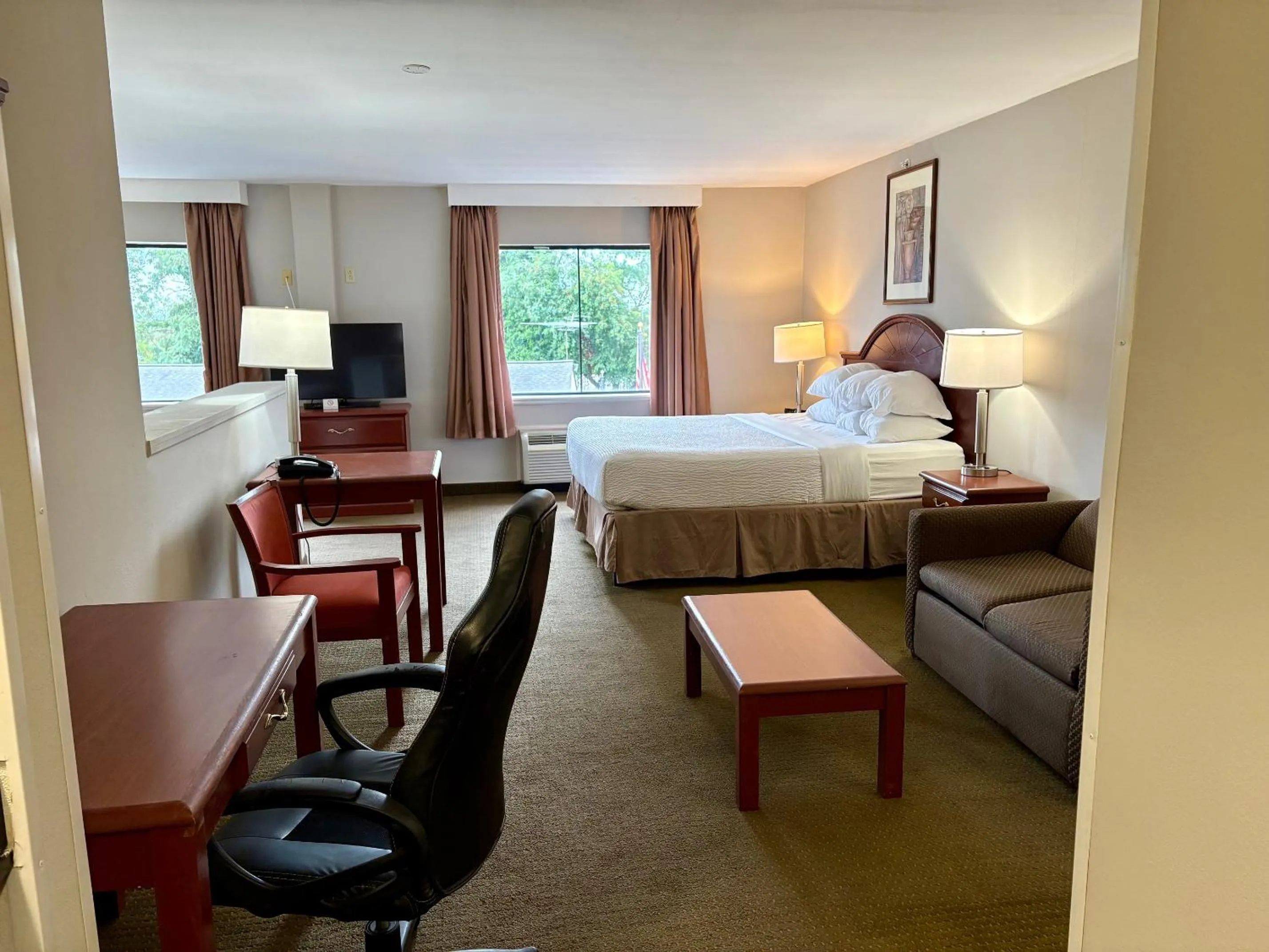 Property building, Bed in Days Inn & Suites by Wyndham Laurel Near Fort Meade