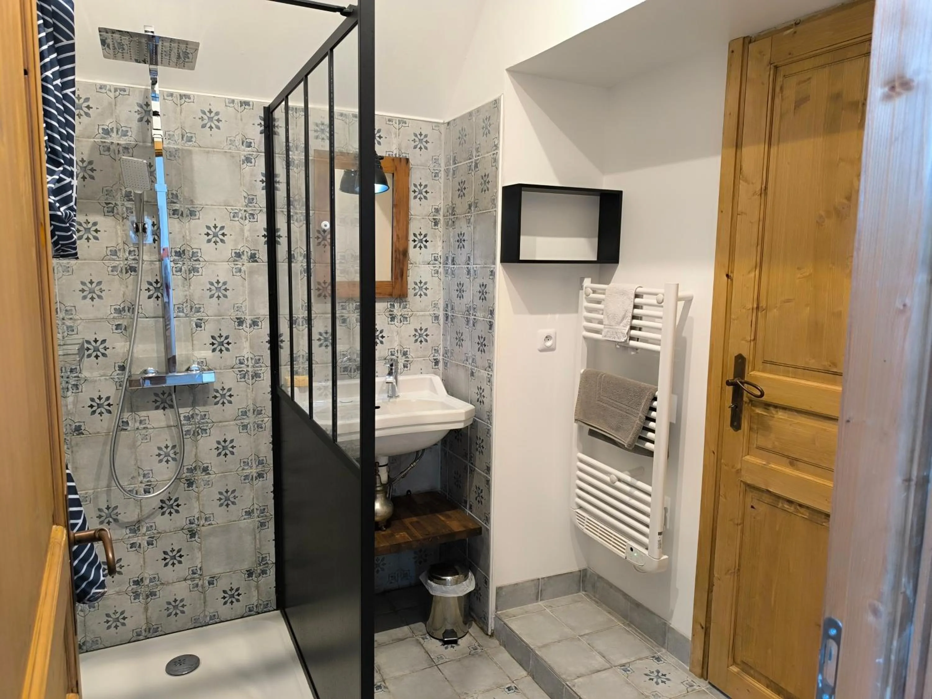 Shower in Le Puits de Garival