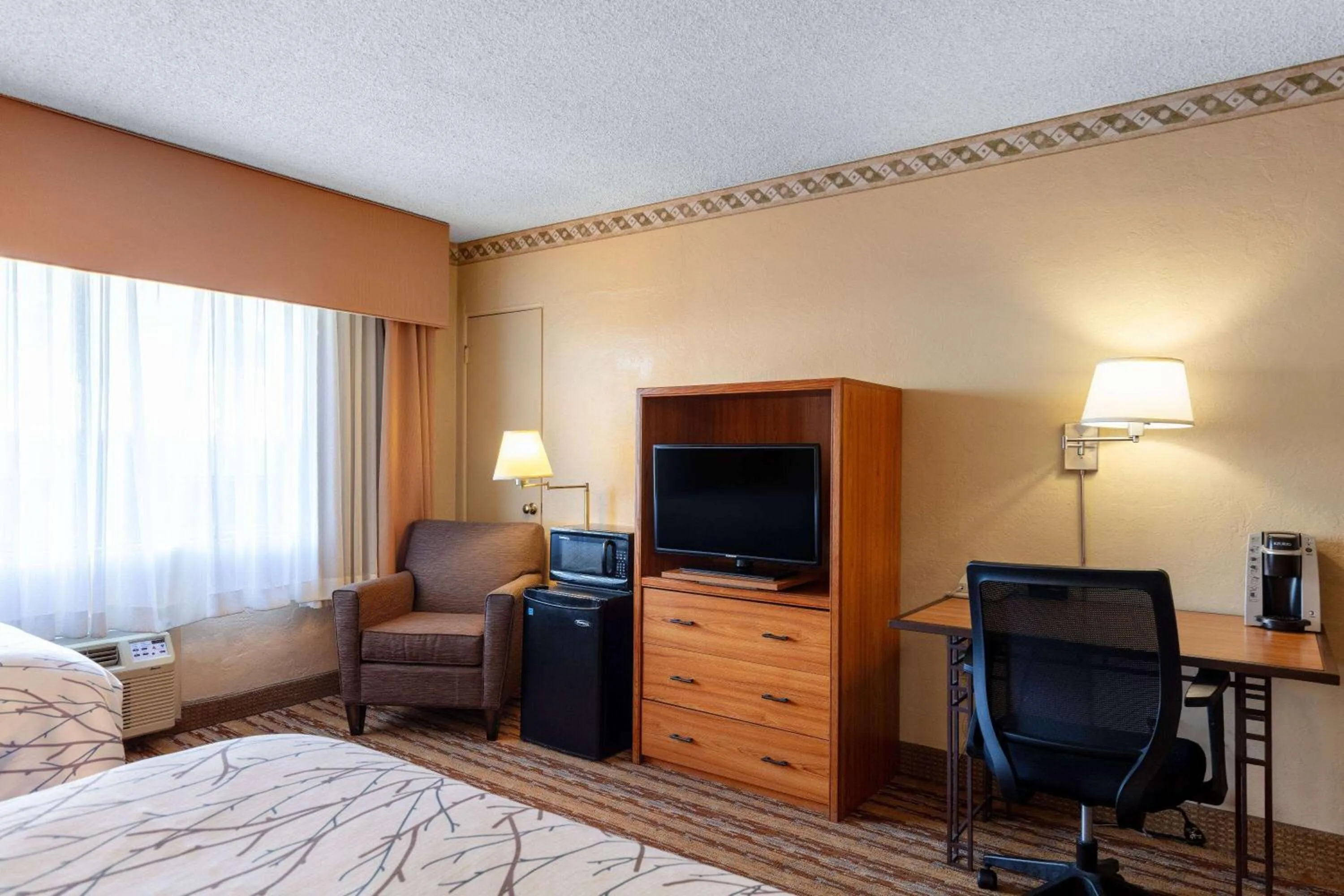 Photo of the whole room, Bed in Travelodge by Wyndham Seattle By The Space Needle