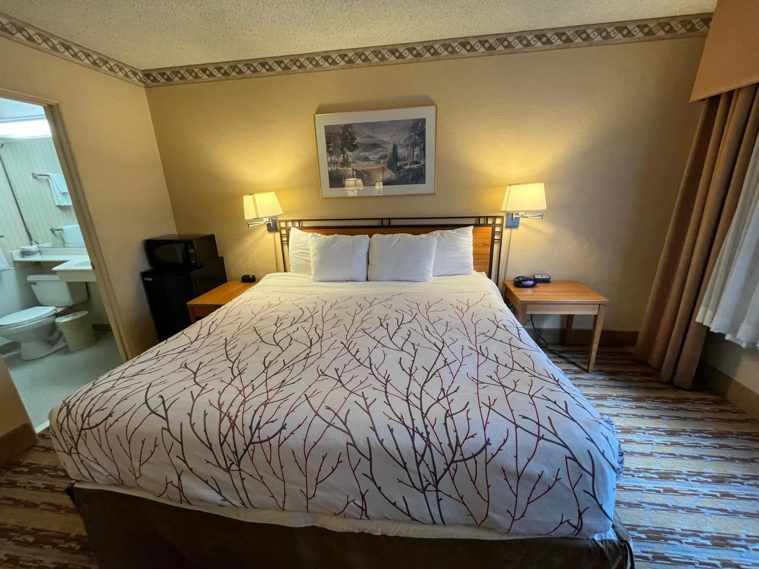 Bedroom, Bed in Travelodge by Wyndham Seattle By The Space Needle