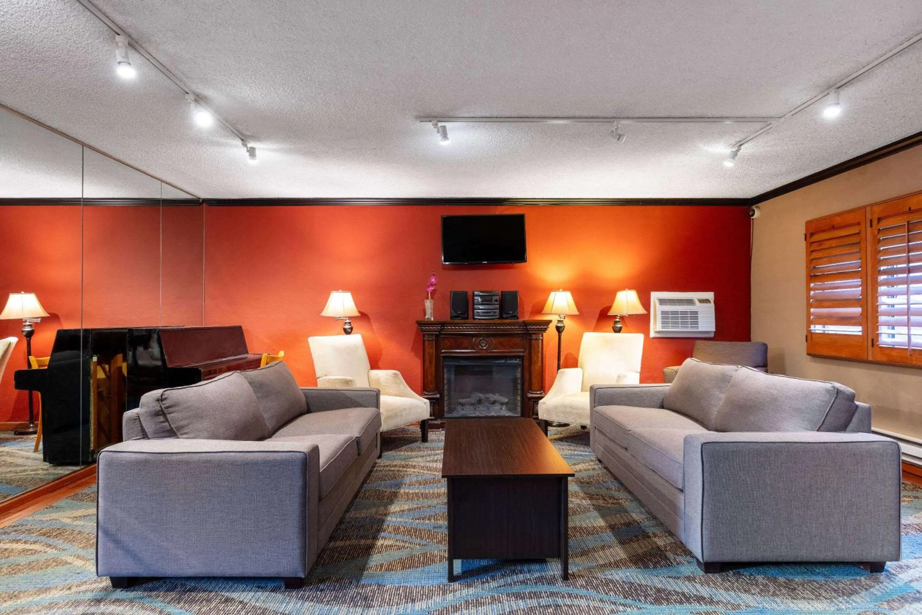 Bed in Travelodge by Wyndham Seattle By The Space Needle