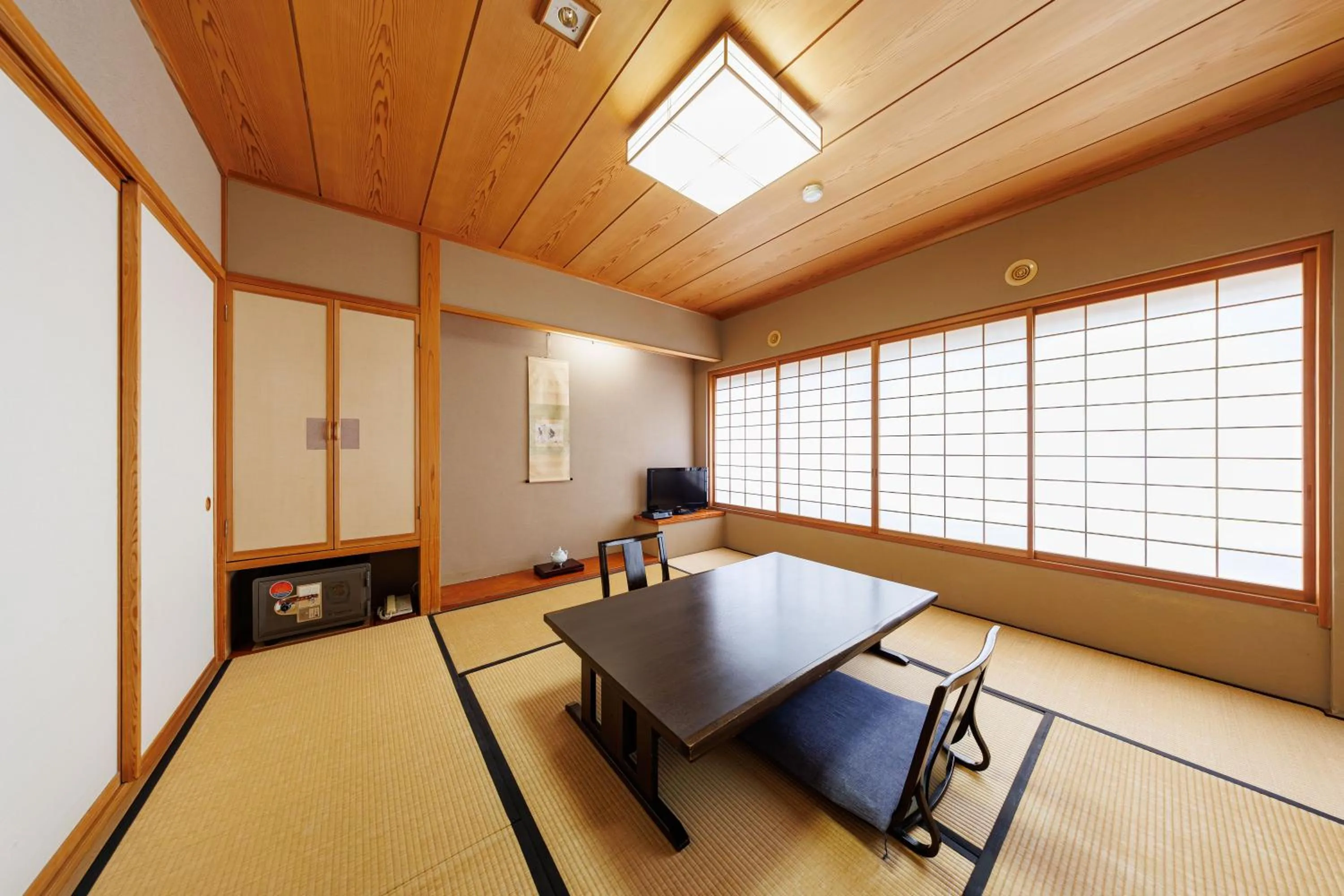 Photo of the whole room, Bed in Yorozuya