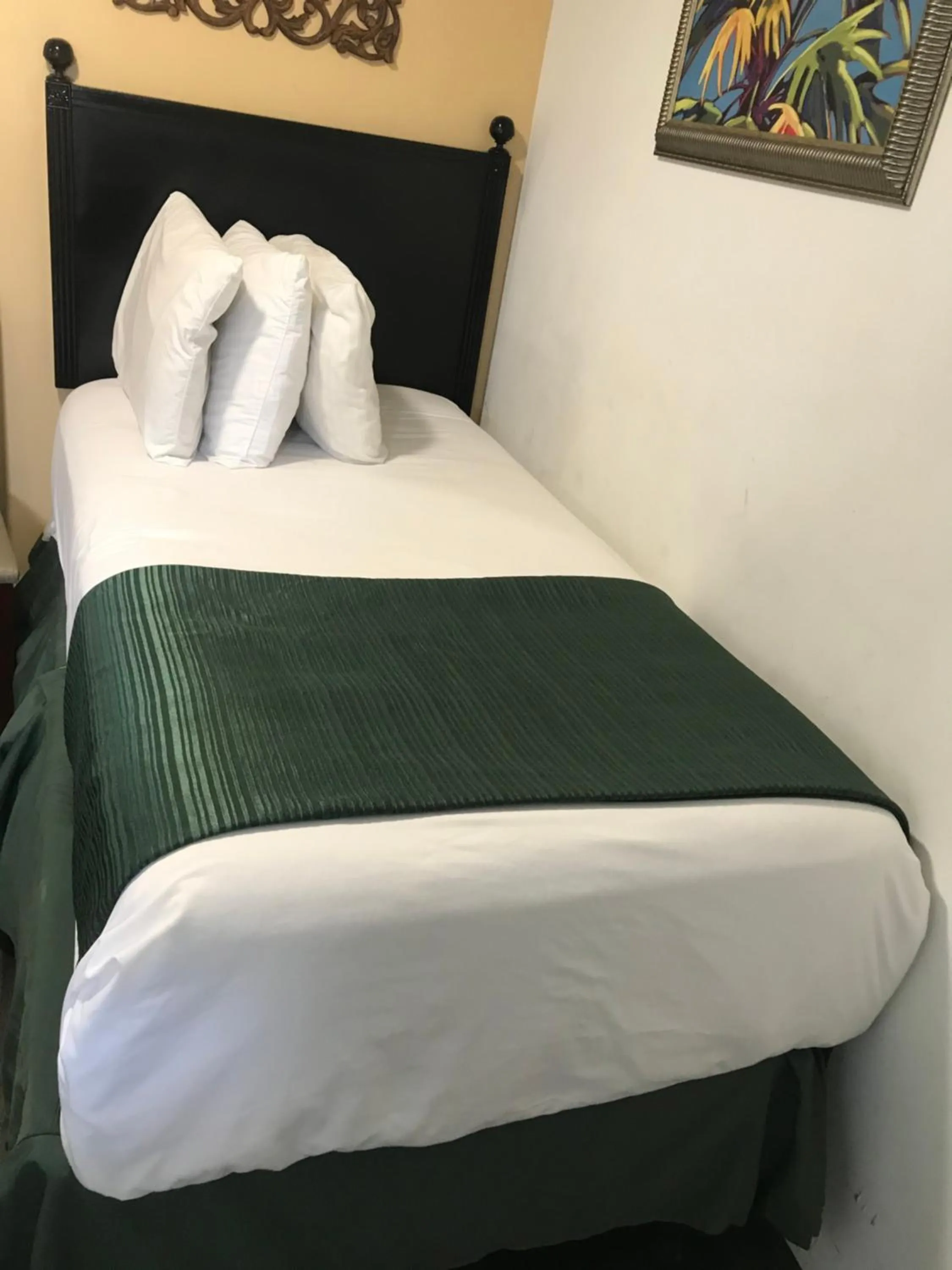 Bed in Hotel Belair Orlando Near Florida Mall