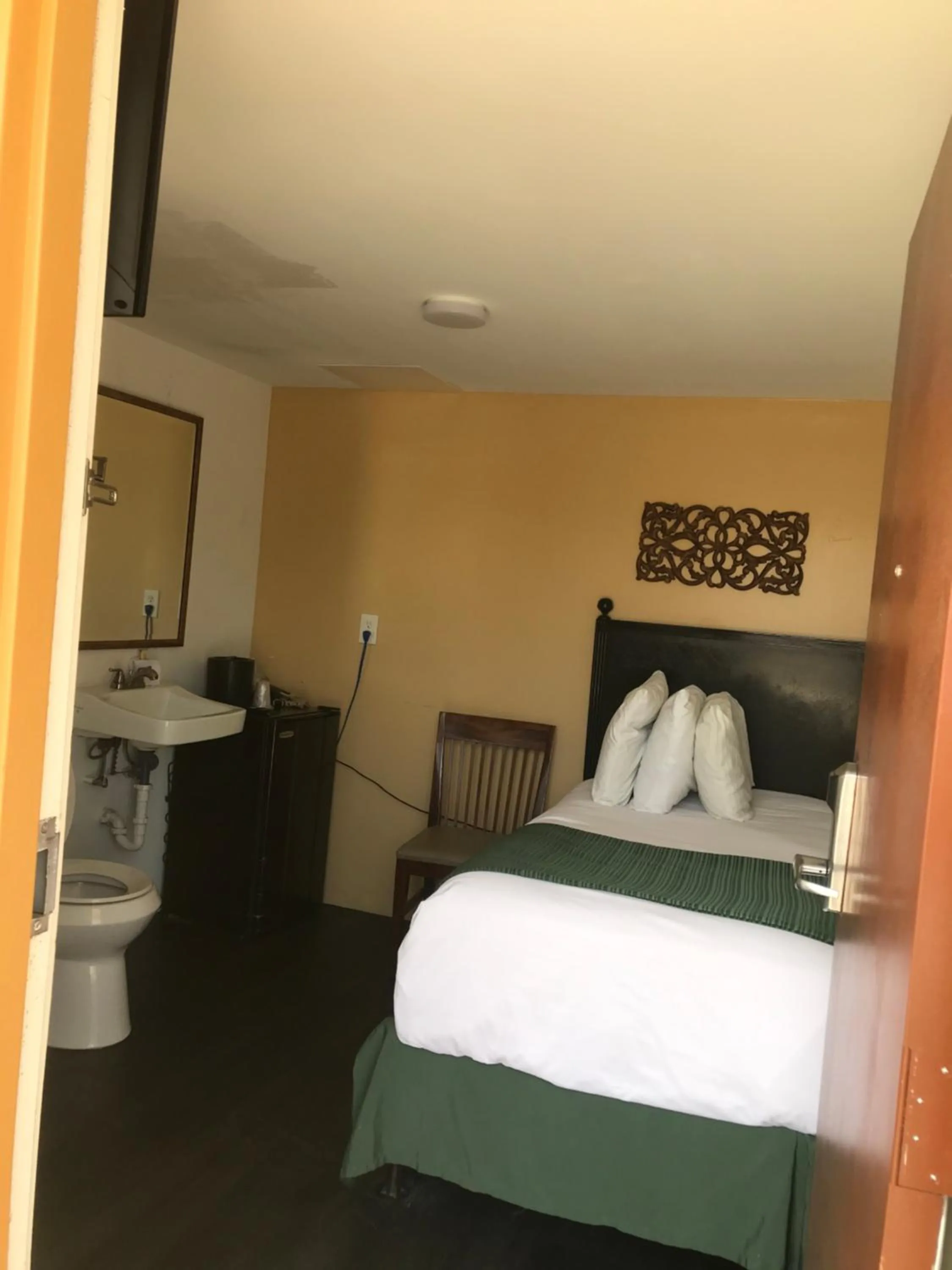 Bed in Hotel Belair Orlando Near Florida Mall