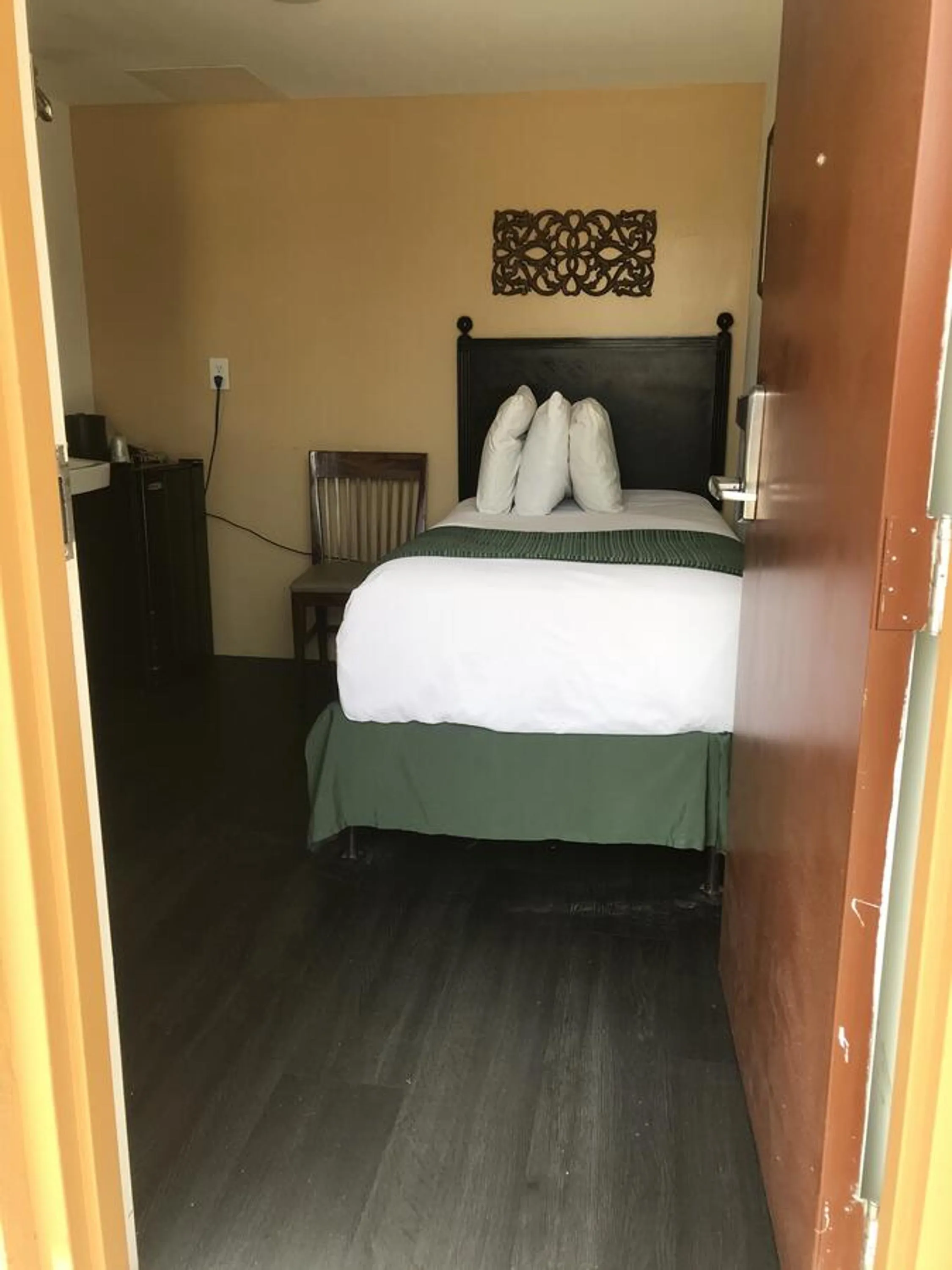 Bed in Hotel Belair Orlando Near Florida Mall