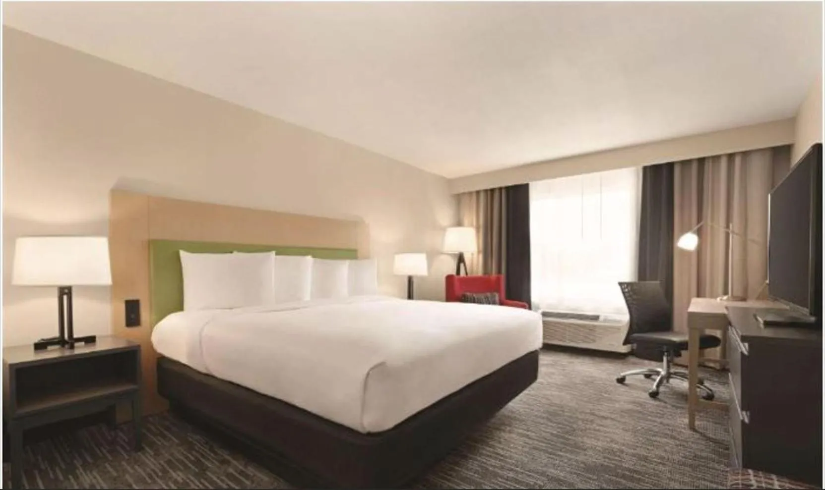 Bed in Country Inn & Suites by Radisson, Savannah Midtown, GA