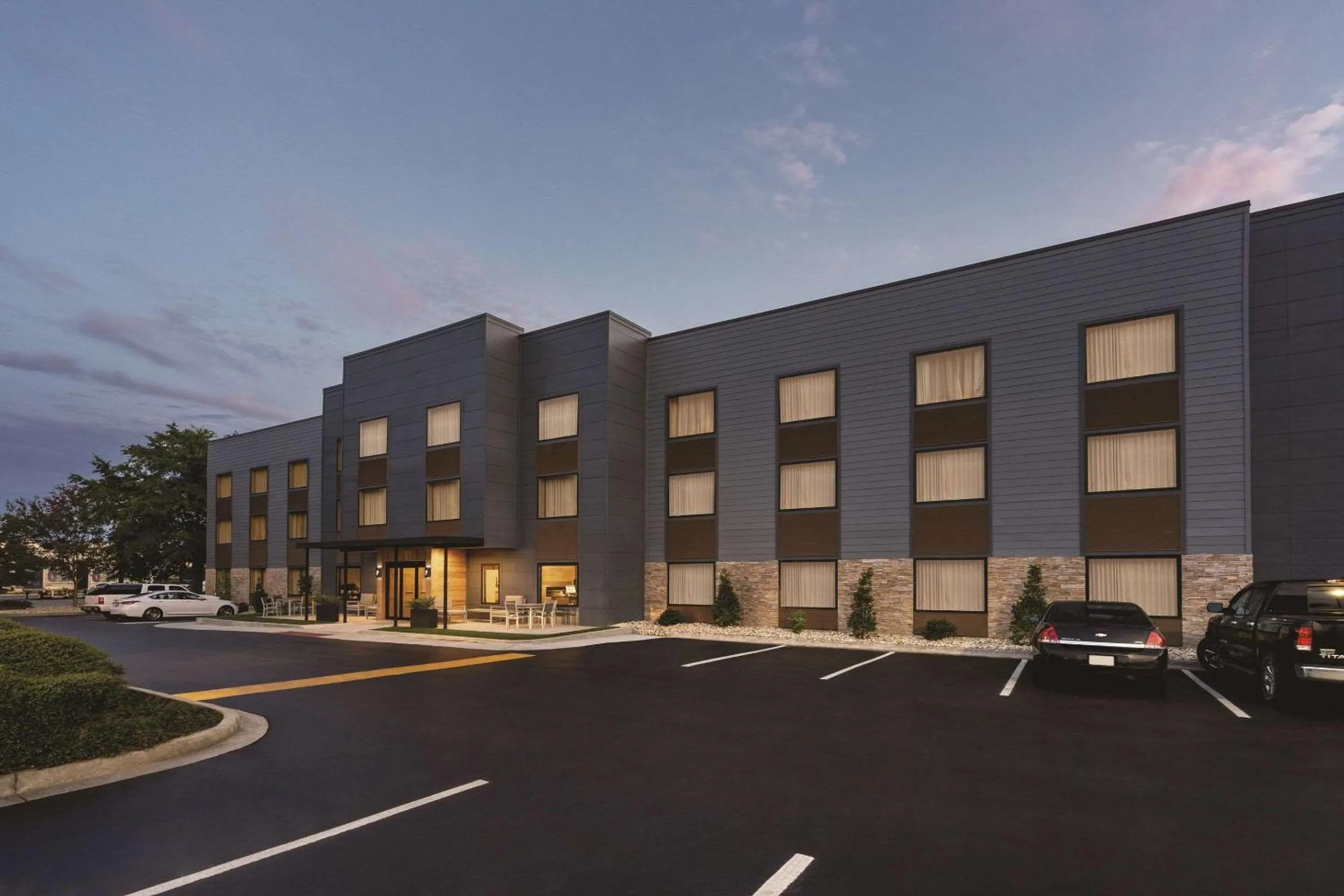 Property building in Country Inn & Suites by Radisson, Savannah Midtown, GA