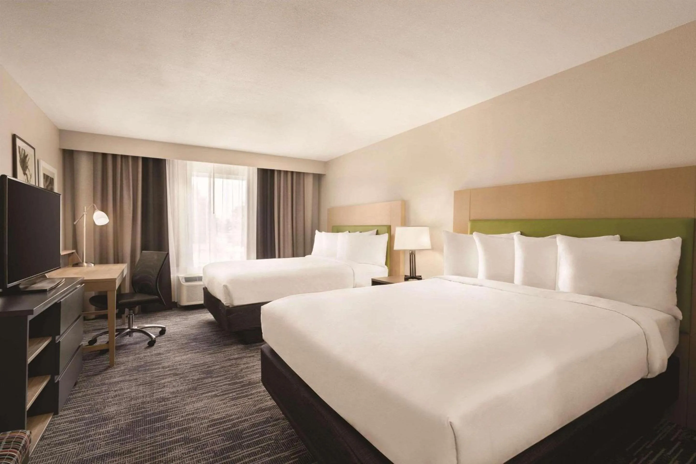 Bedroom, Bed in Country Inn & Suites by Radisson, Savannah Midtown, GA