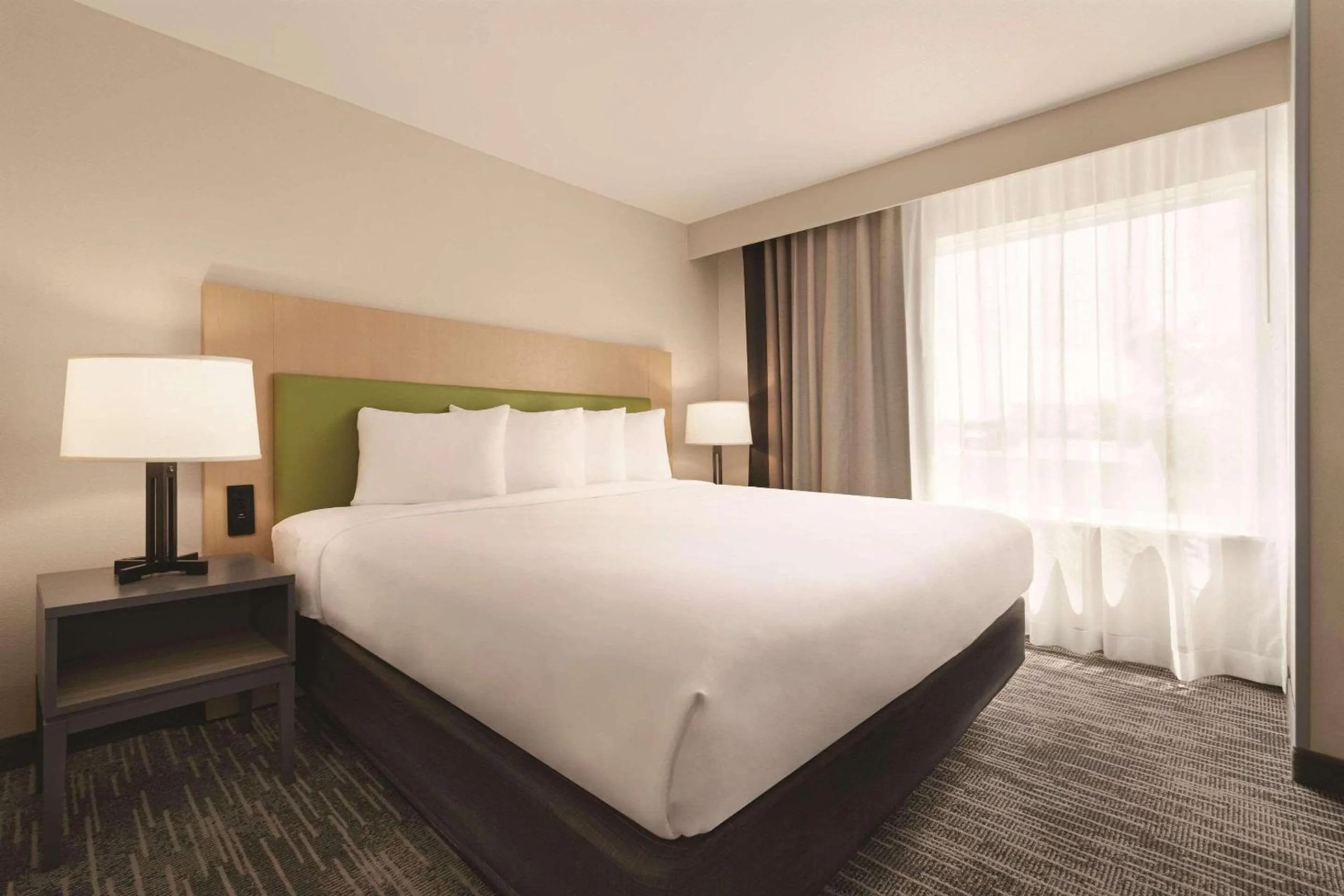 Bedroom, Bed in Country Inn & Suites by Radisson, Savannah Midtown, GA