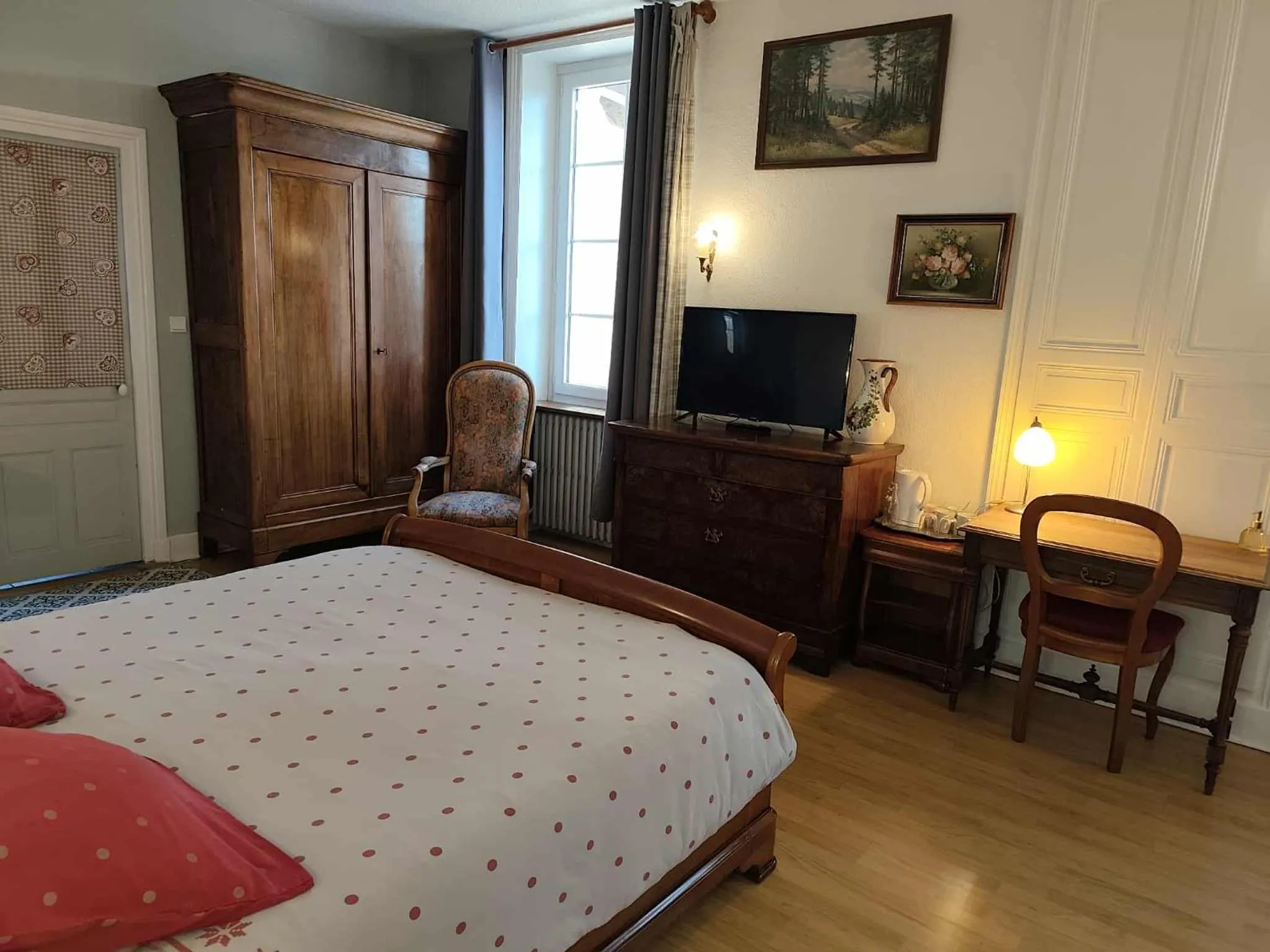 Bedroom, Bed in A la Grenouille du Jura - Chambres d'Hôtes de Charme Oyonnax Nantua