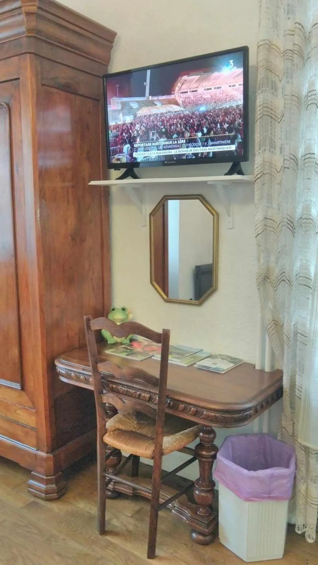 TV and multimedia in A la Grenouille du Jura - Chambres d'Hôtes de Charme Oyonnax Nantua