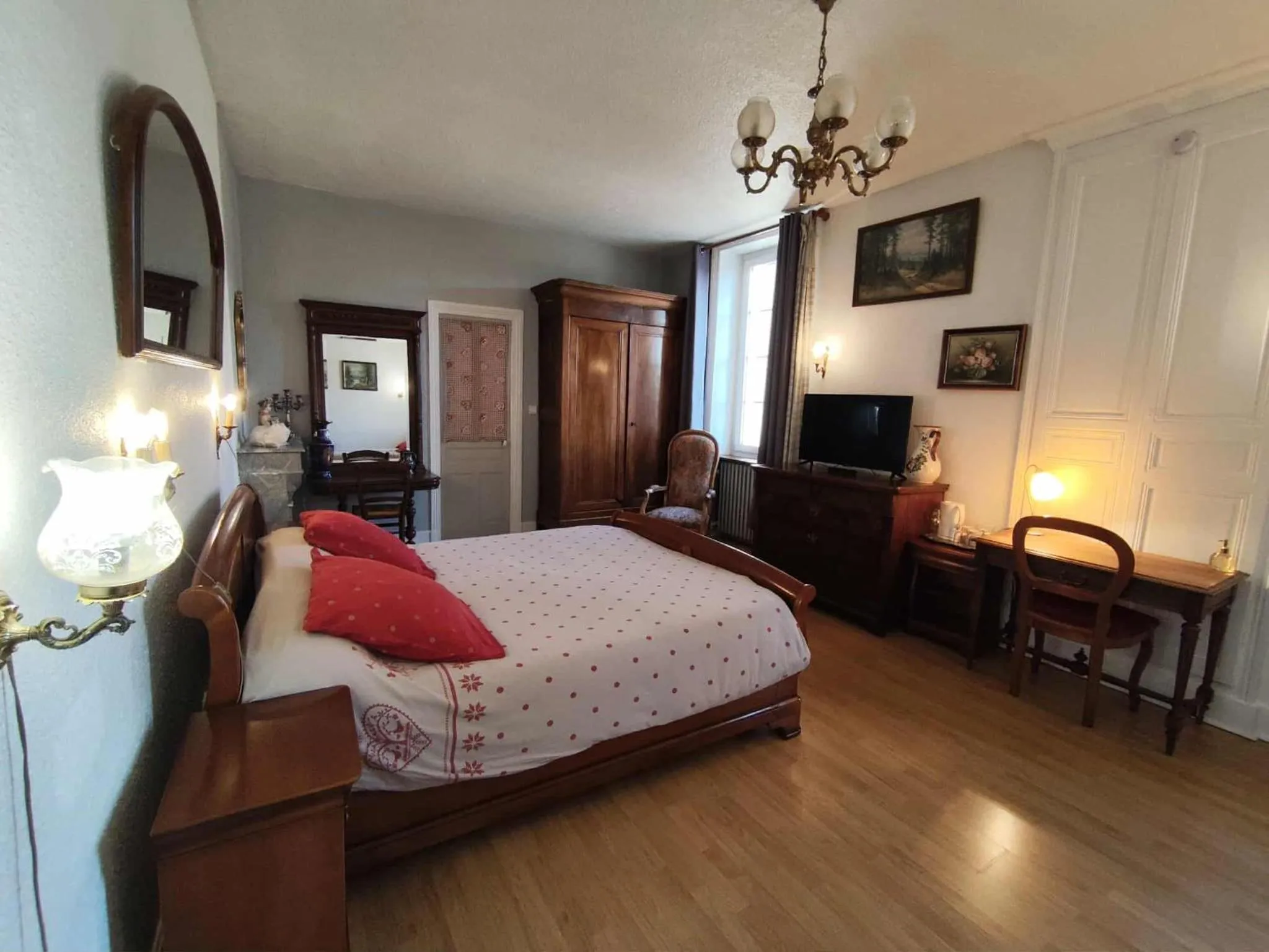 Bedroom, Bed in A la Grenouille du Jura - Chambres d'Hôtes de Charme Oyonnax Nantua