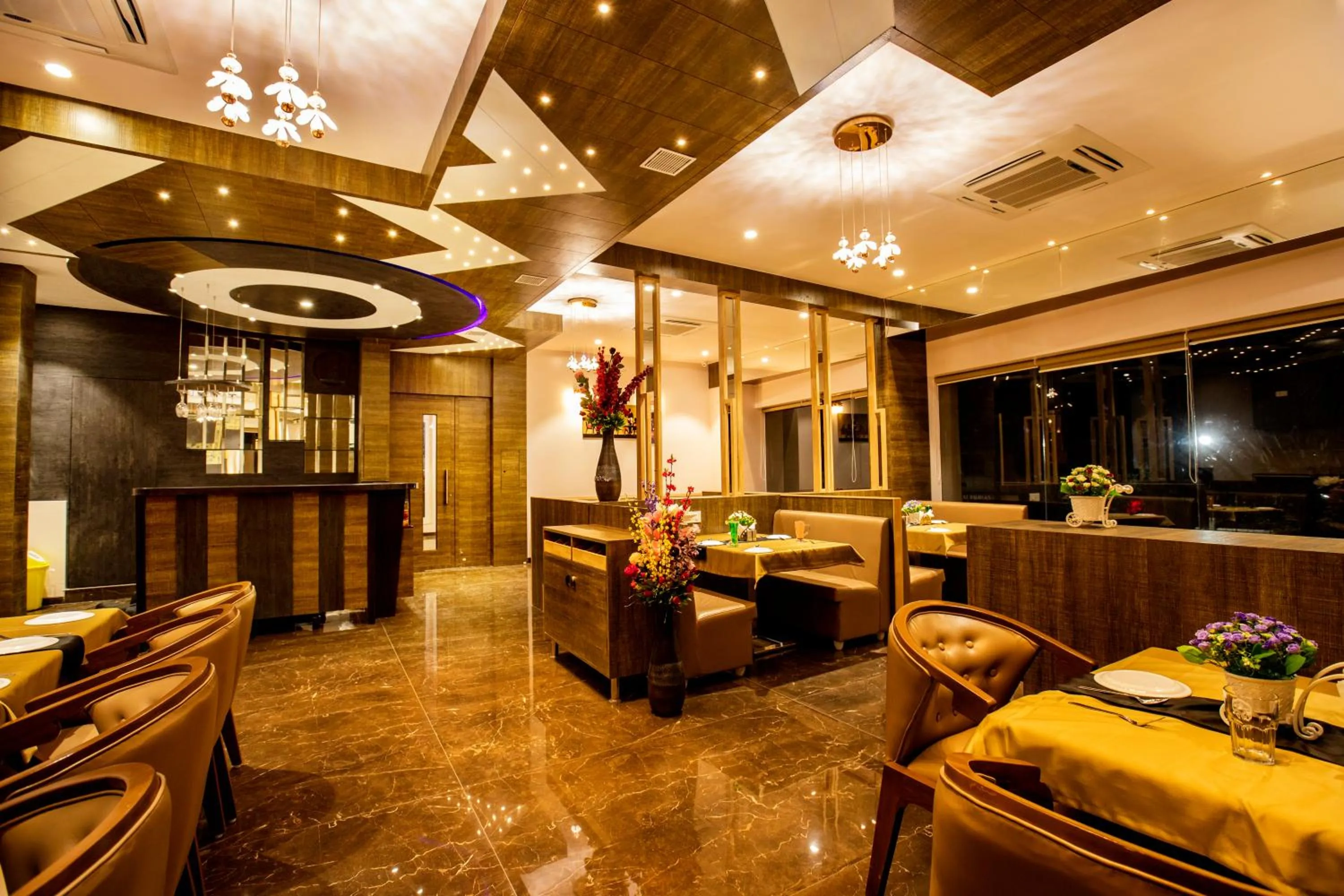 Restaurant/places to eat in Hotel Prabha Palace