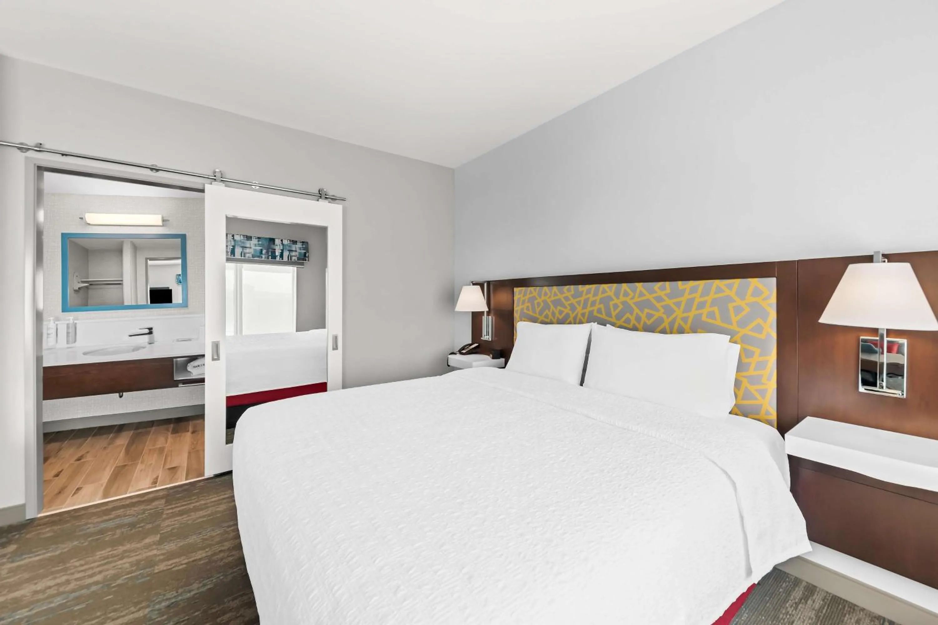 Bed in Hampton Inn & Suites Dallas - Farmers Branch