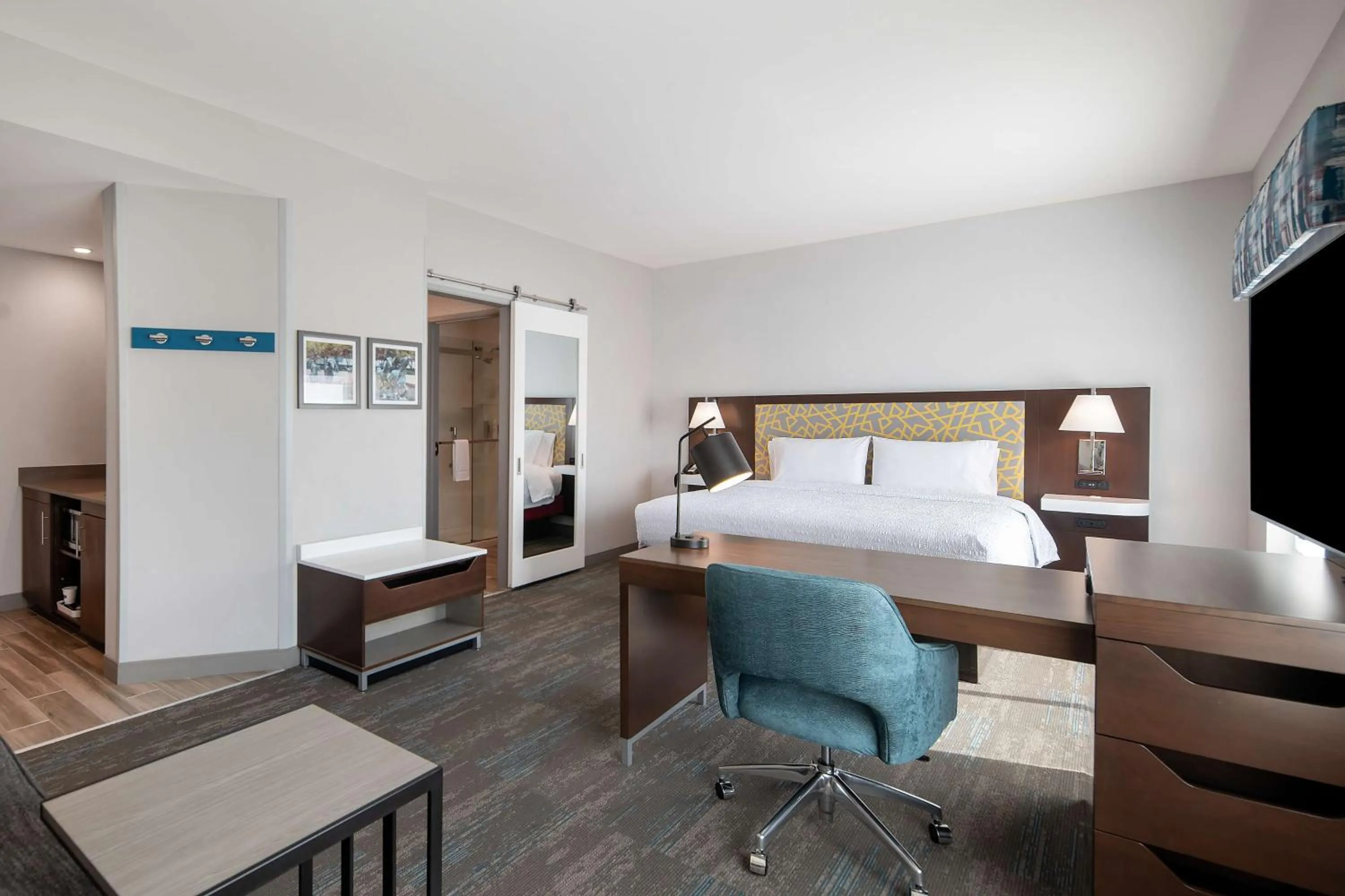 Bedroom, Bed in Hampton Inn & Suites Dallas - Farmers Branch