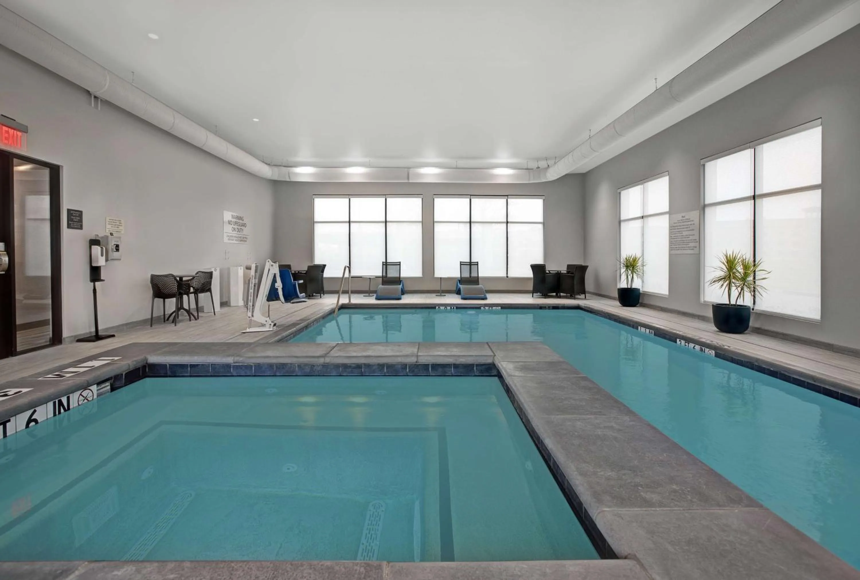 Pool view in Hampton Inn & Suites Dallas - Farmers Branch