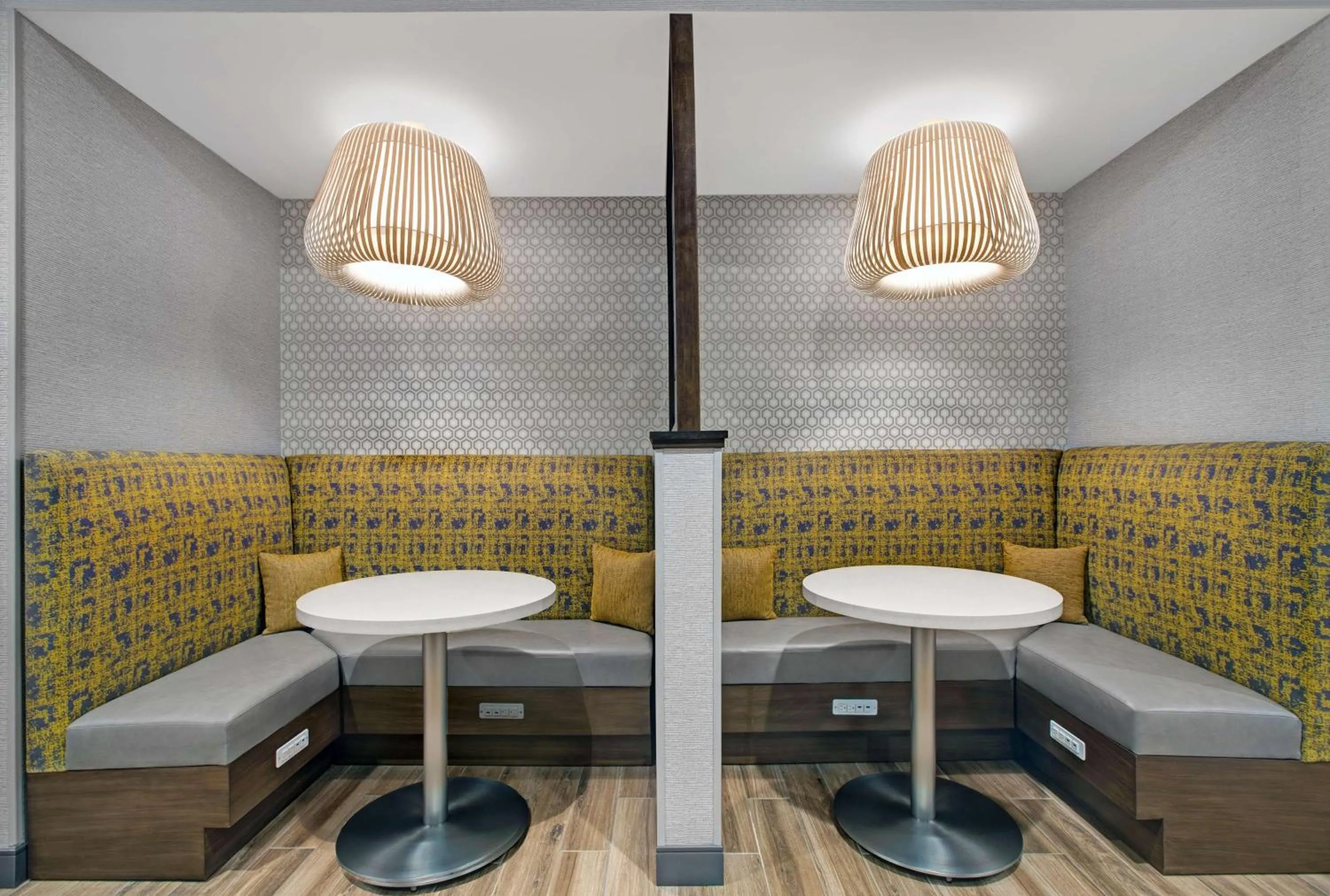 Lobby or reception in Hampton Inn & Suites Dallas - Farmers Branch