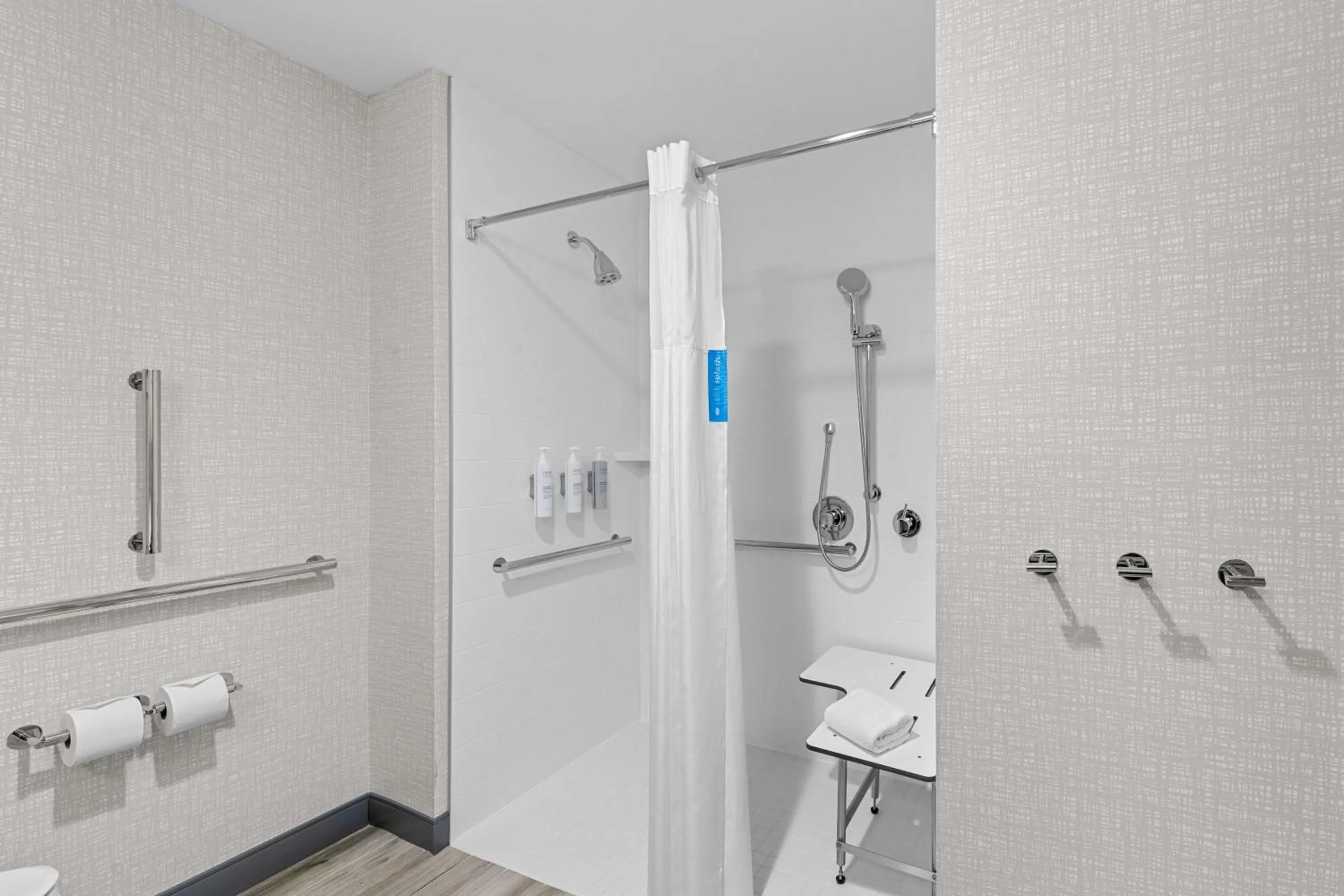 Bathroom in Hampton Inn & Suites Dallas - Farmers Branch