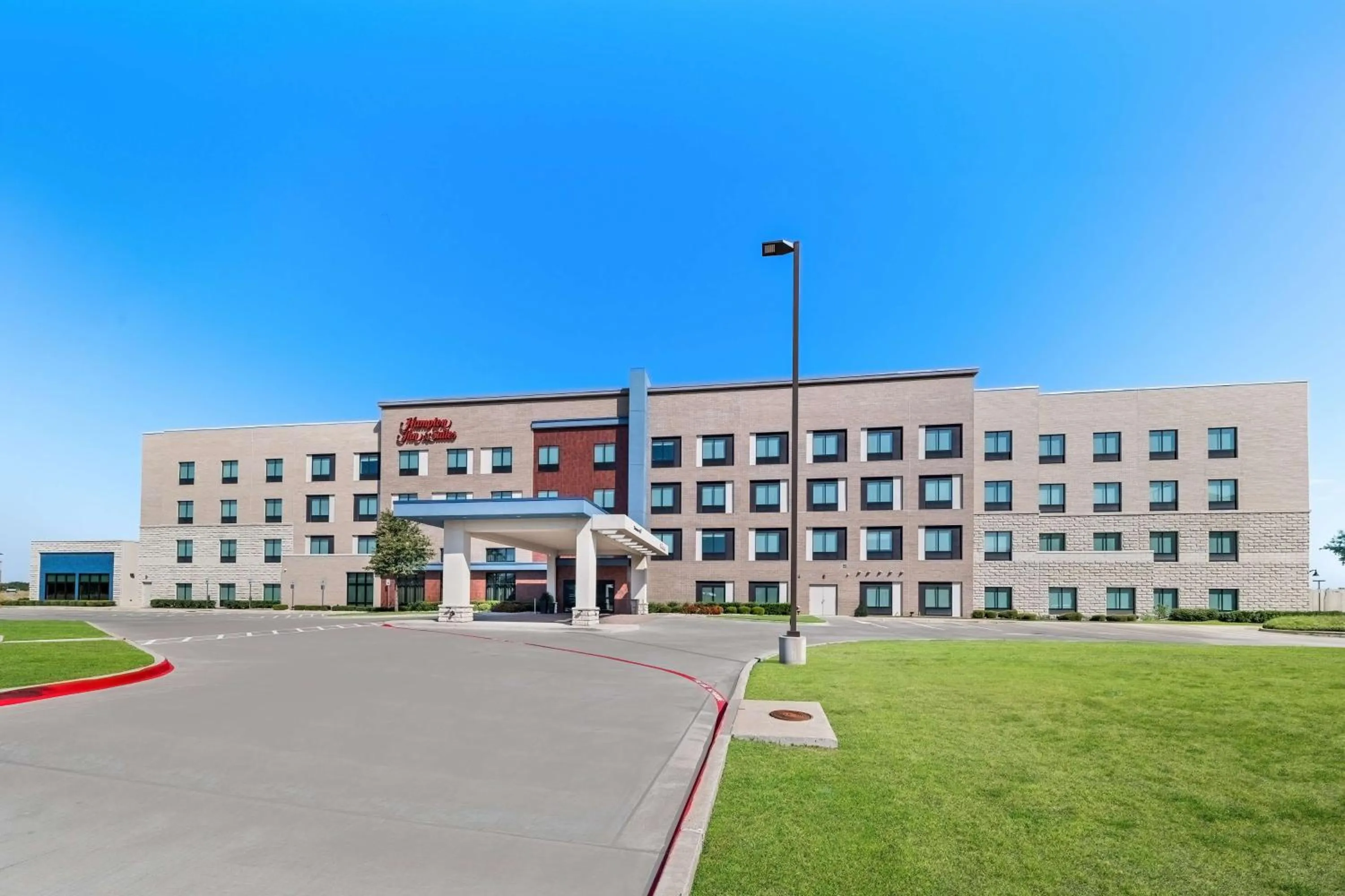 Property building in Hampton Inn & Suites Dallas - Farmers Branch