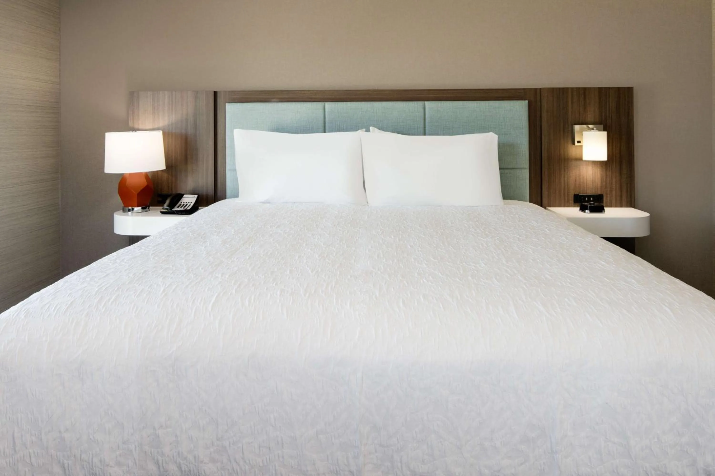 Bed in Hampton Inn & Suites Gilroy, Ca