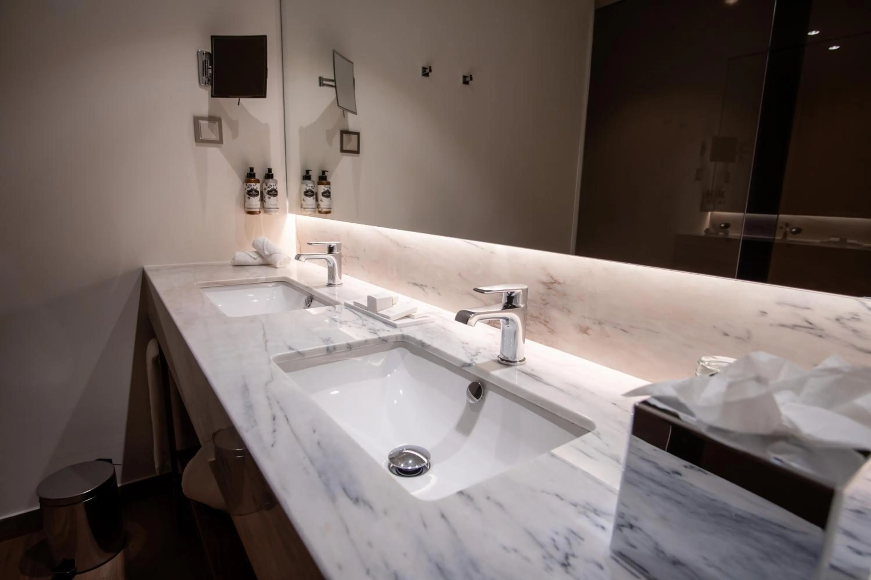 Toilet in Boeira Garden Hotel Porto Gaia, Curio Collection by Hilton