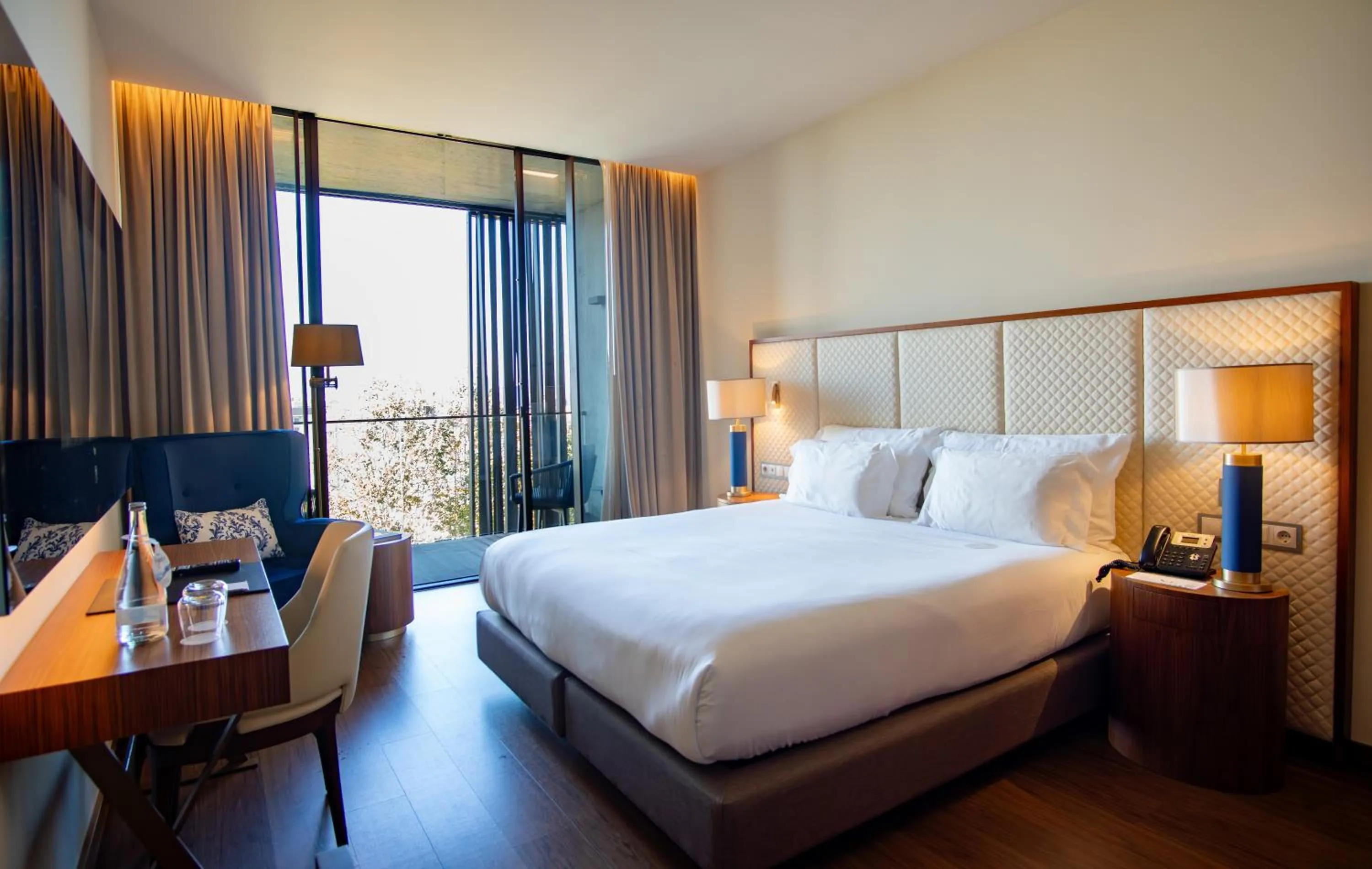 Bed in Boeira Garden Hotel Porto Gaia, Curio Collection by Hilton