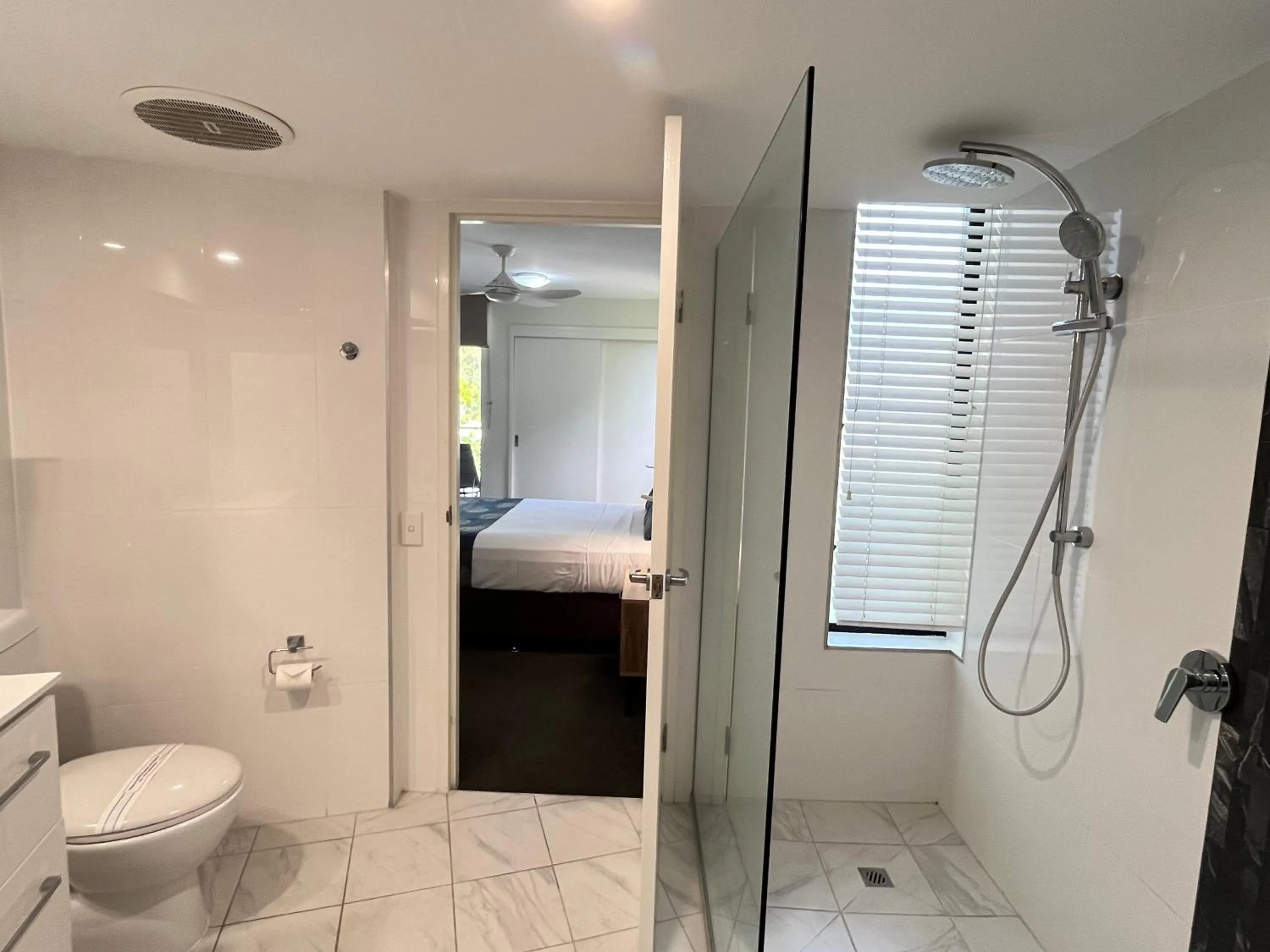 Shower, Bed in Agnes Water Beach Club