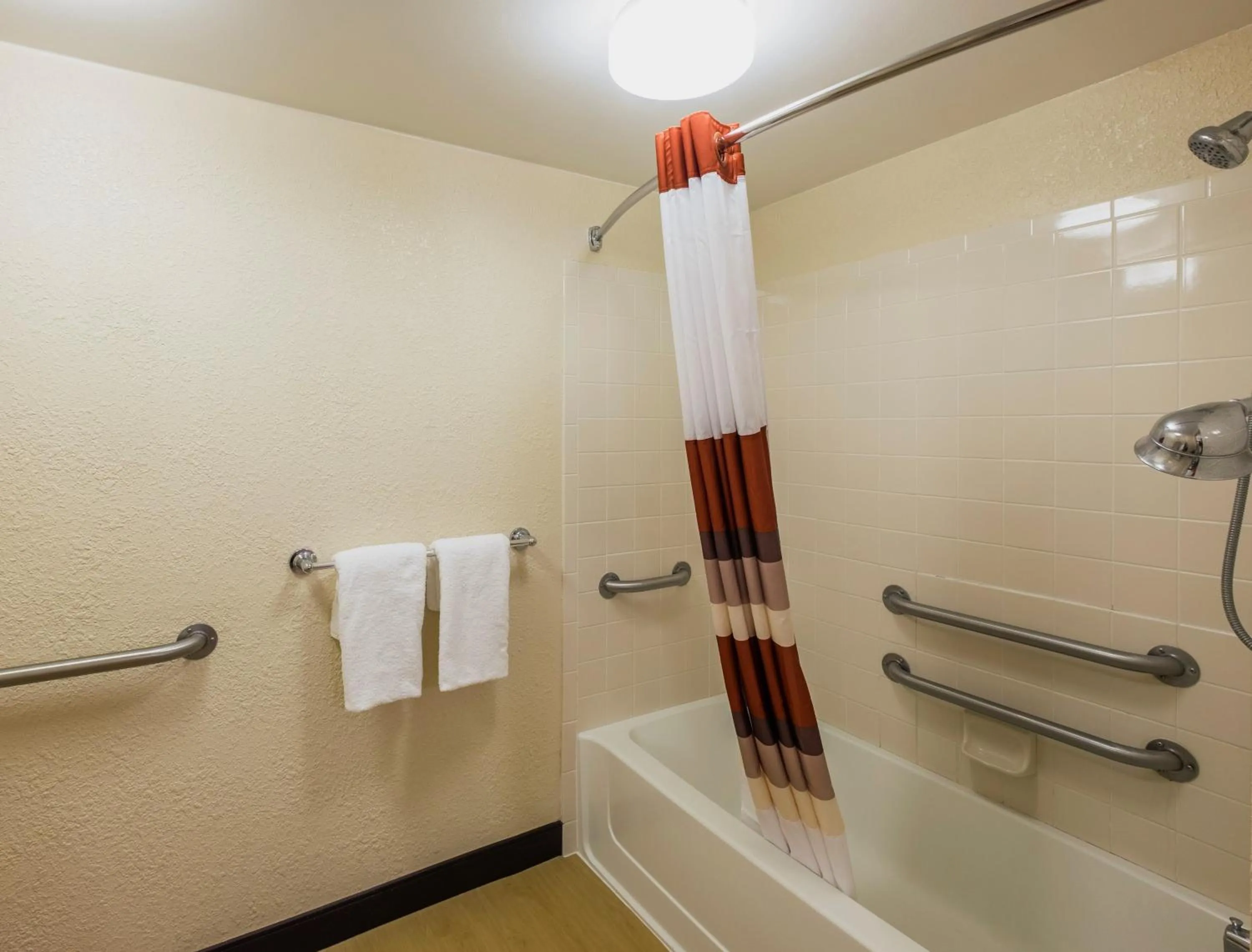 Bathroom in Red Roof Inn Indianapolis South