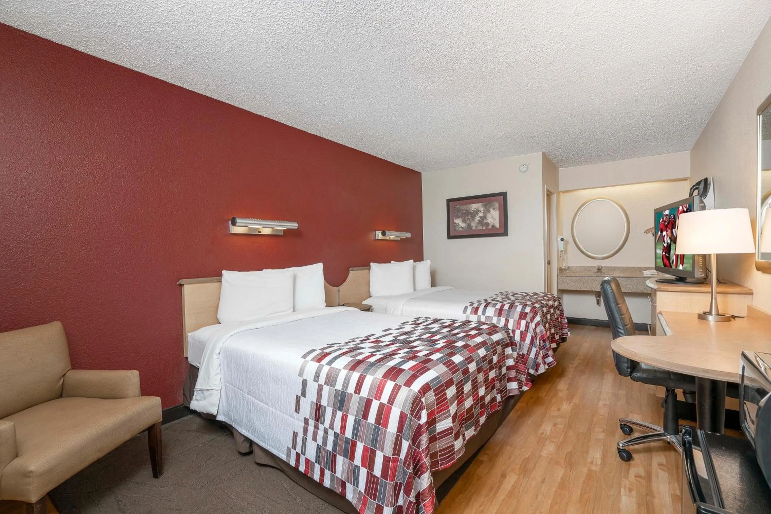 Photo of the whole room, Bed in Red Roof Inn Indianapolis South