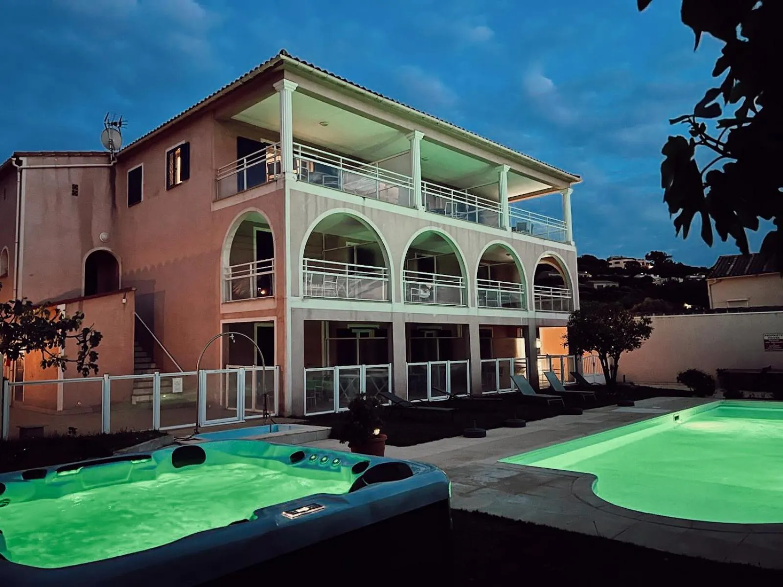 Property building in Résidence Villa Romana avec Piscine et Jacuzzi