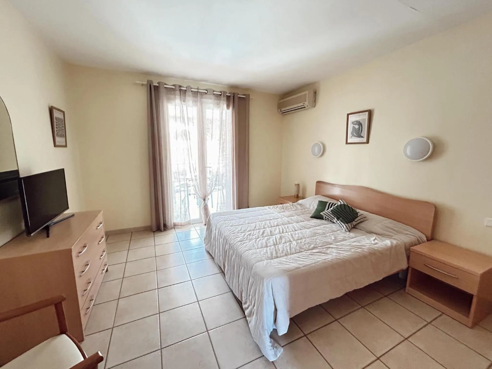 Photo of the whole room, Bed in Résidence Villa Romana avec Piscine et Jacuzzi